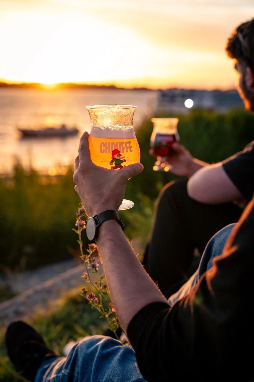 Verre de bière La Chouffe au coucher du soleil, terrasse de guinguette