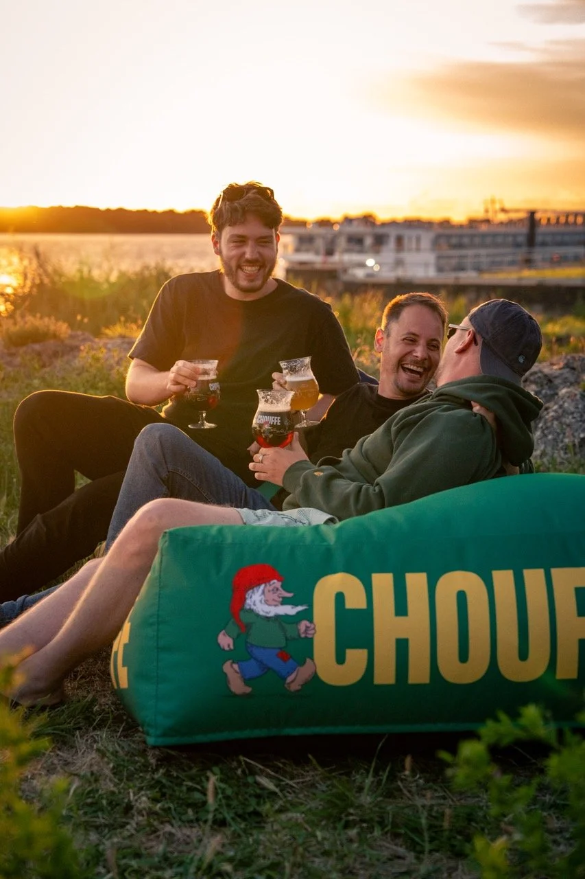 amis dégustant une bière chouffe