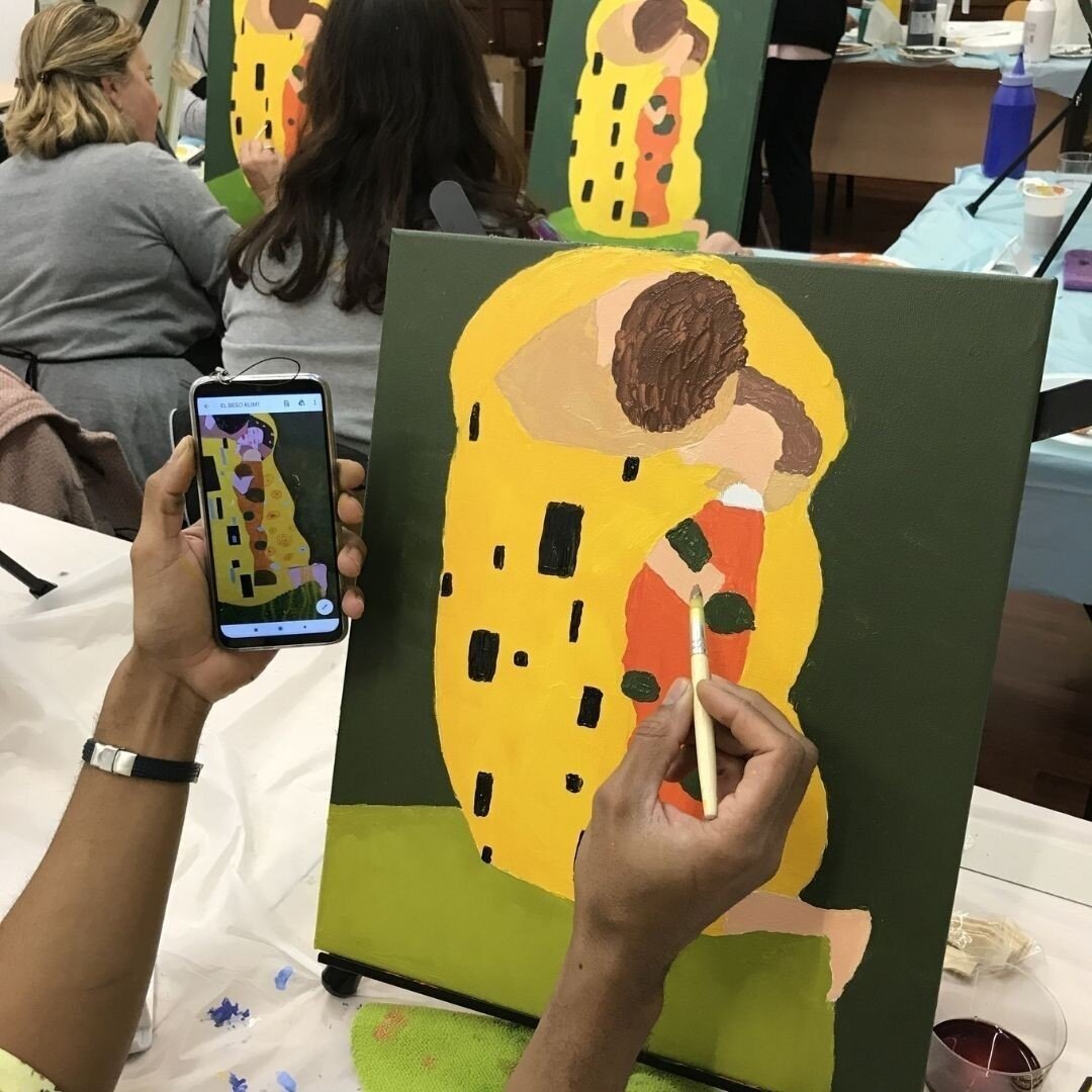 Divi&eacute;rtete y aprende sobre El Beso de Klimt!!!!⠀⠀⠀⠀⠀⠀⠀⠀⠀
⠀⠀⠀⠀⠀⠀⠀⠀⠀
Disfruta un espacio lleno de creatividad y aprende a pintar de forma personalizada esta versi&oacute;n del beso de Klimt.⠀⠀⠀⠀⠀⠀⠀⠀⠀
⠀⠀⠀⠀⠀⠀⠀⠀⠀
&iexcl;Es muy f&aacute;cil! Con la 