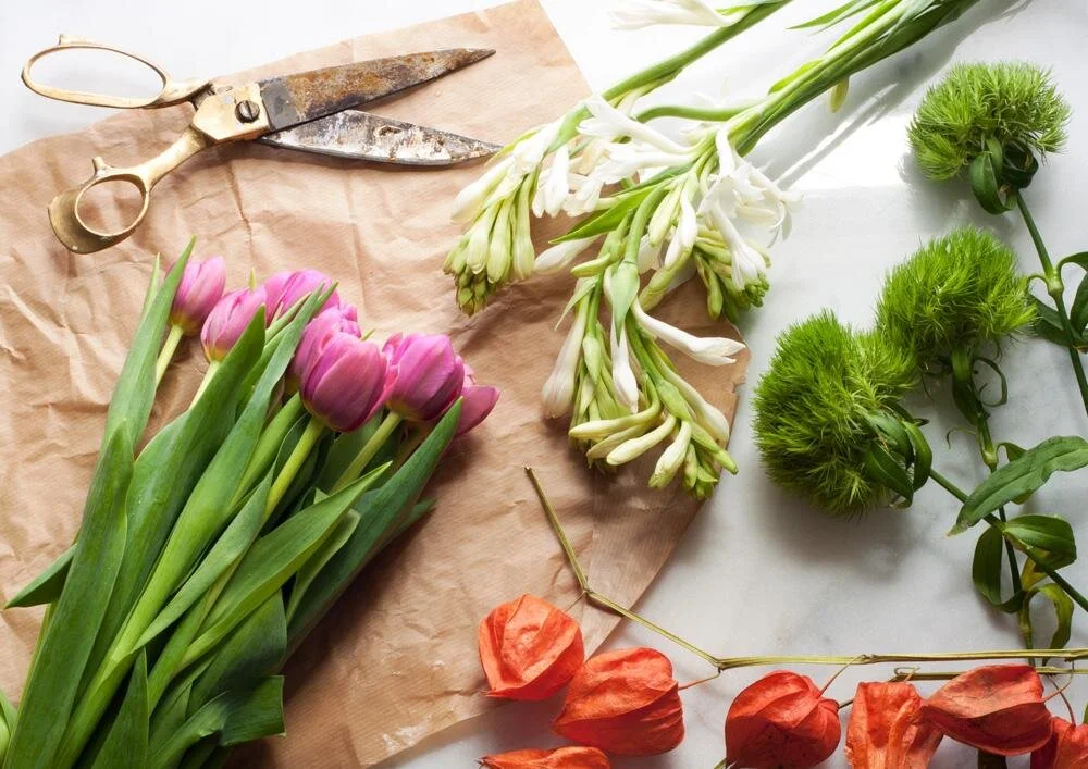 Thanksgiving-Centerpiece-Floral-Arrangement-DIY-Step-One.jpghttps://www.suiteonestudio.live/blogs/news/52696516-diy-autumn-floral-arrangement