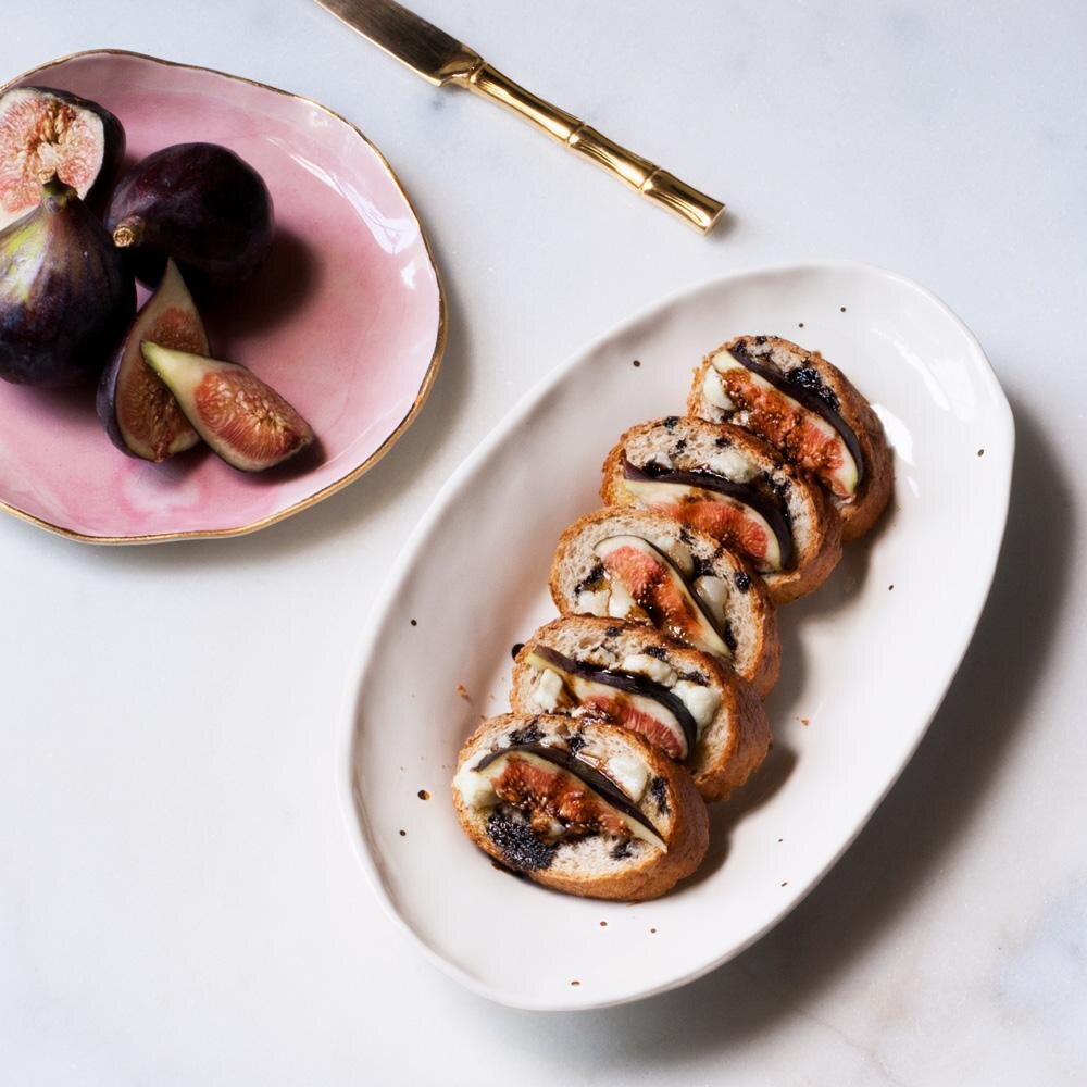 Effortless Entertaining: Fig and Gorgonzola Toasts with Vanilla Balsamic Reduction and Honey