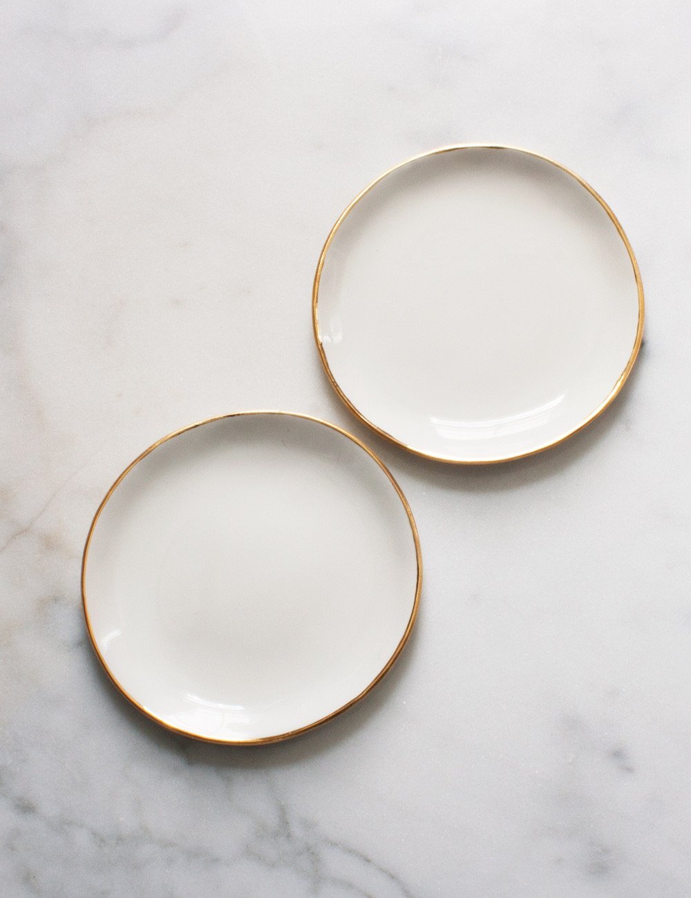 suite-one-studio-dessert-plates-in-white-with-gold-rim_db4362ea-b431-4ef0-8983-aae3192ef40b.jpg