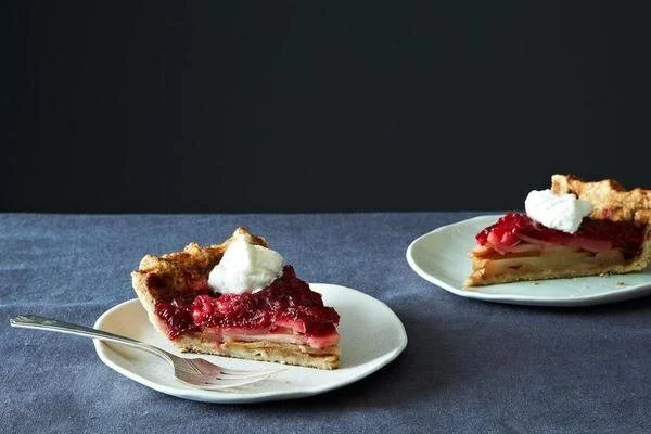 Gingered_Cranberry_Pear_Pie_-_Suite_One_Studio_grande.jpg