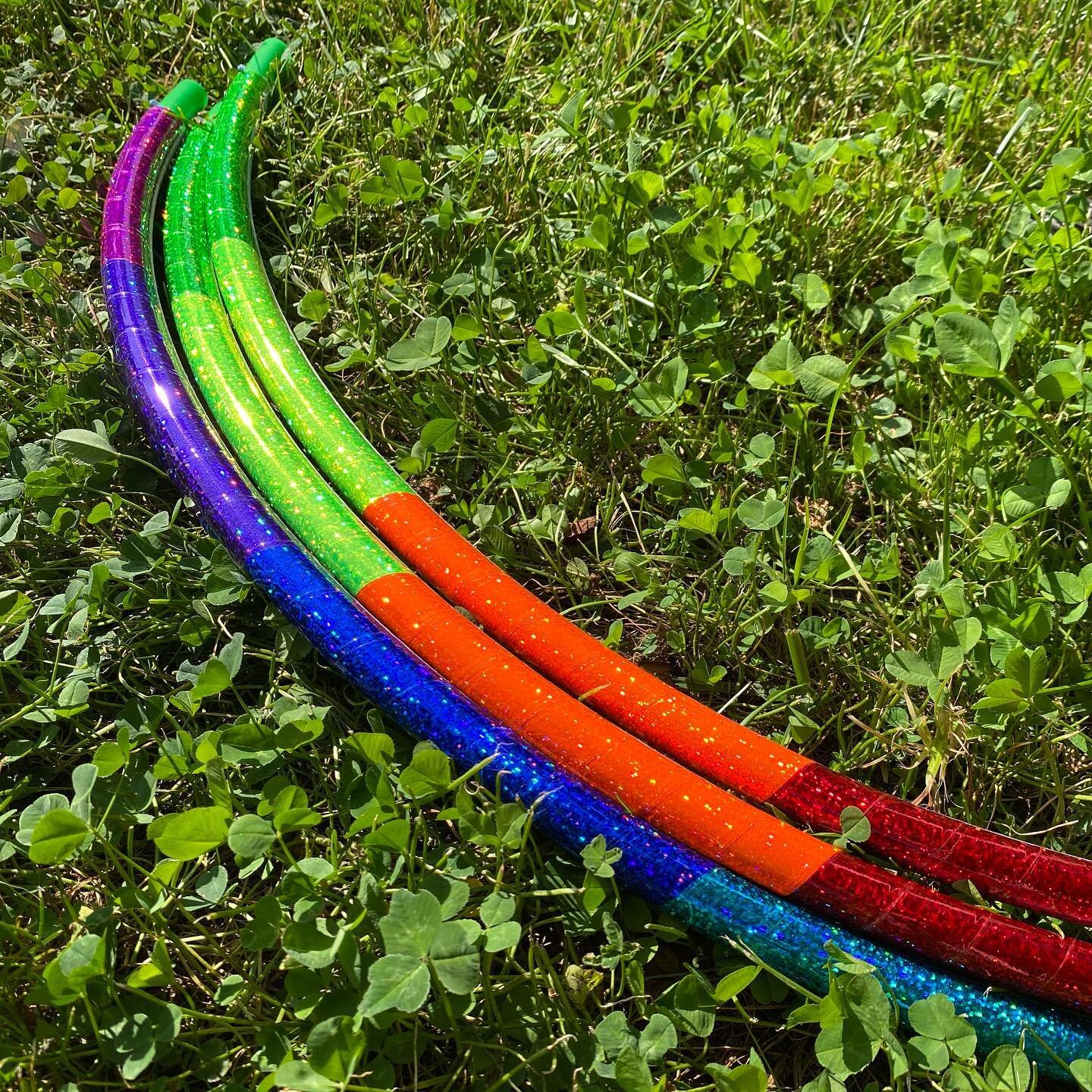 Ooo this 4 section double rainbow hoop lines up so perfectly!!! 🌈 #travel #hoops #rainbow #hula hoops #hoopsofinstagram #flowmiesofearth #flowfam #travelhoop #sectionalhoop