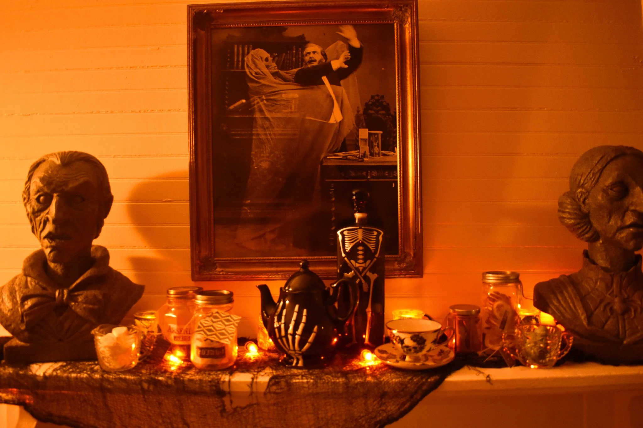 Mantle with tea pot and stone busts