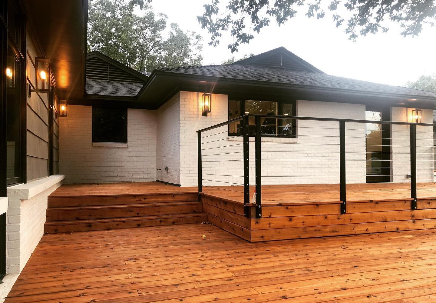 There is nothing quite like the look of a natural cedar wood deck. #cedarwood #stainlesssteelcablerailing #bevelolighting #jeldwinwindows #redocompany