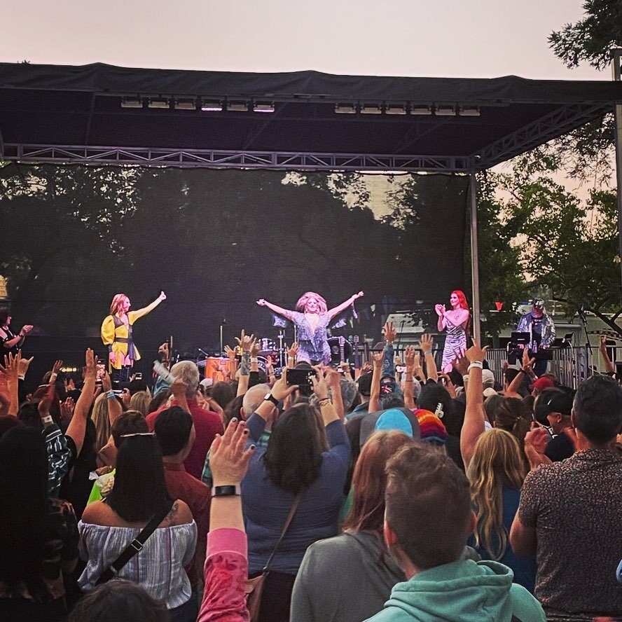 What an evening of fabulous drag!

Huge shout out to @sasha_devaroe, @djrottenrobbie, Rose and Scott @napatowncountryfair for dreaming up this event and welcoming drag to the fair. We certainly hope this becomes an annual event. 🤞🏾 The Napa communi