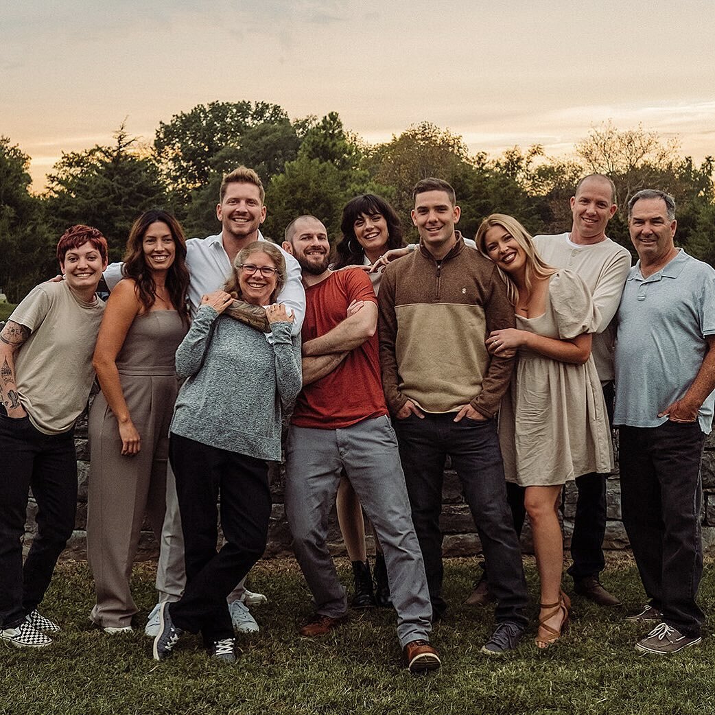 This is the whole fam.
.
.
.
.
.
.
#familyphotos #picturetime #portrait #sibs #fambam #instagood