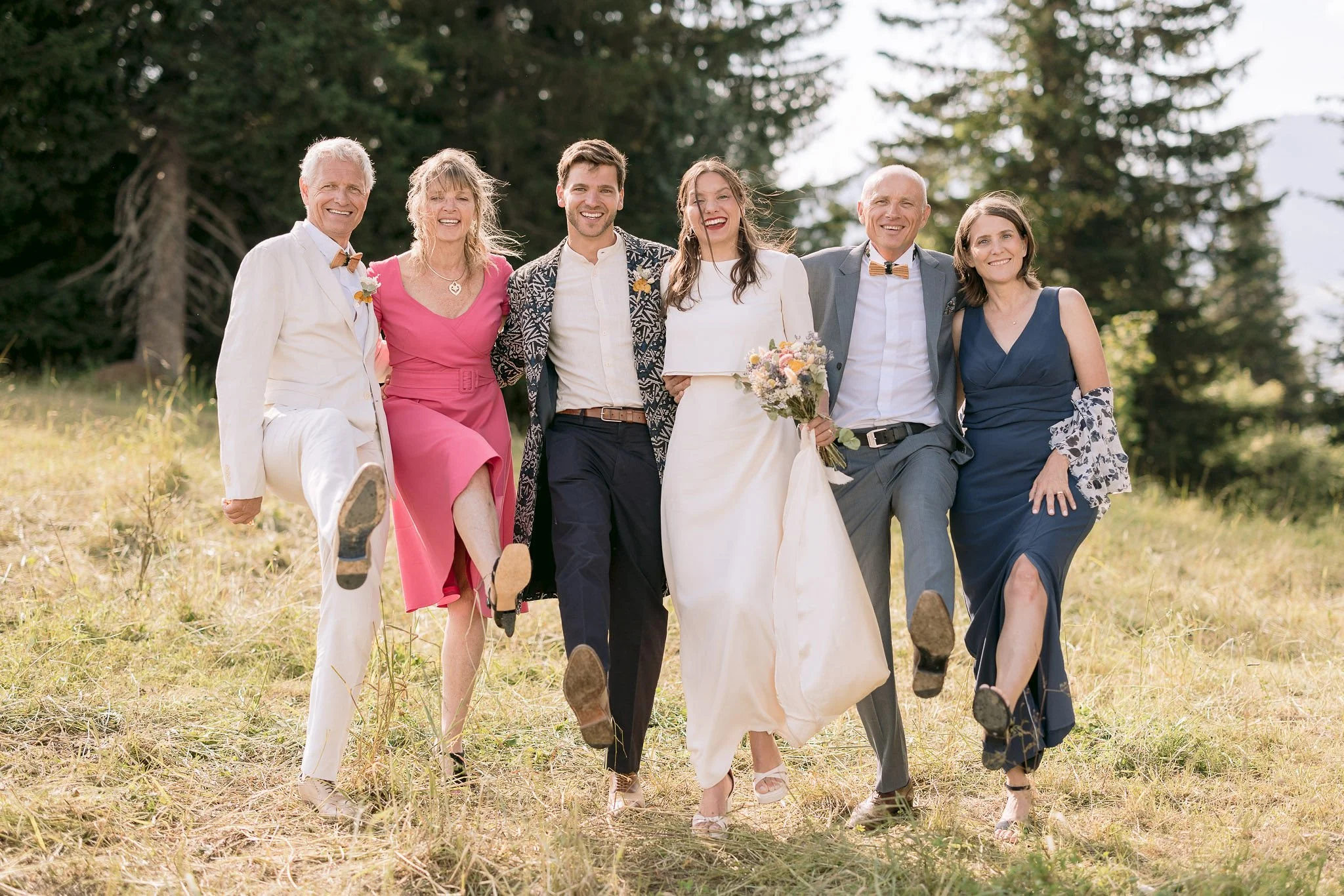 Photo de groupe en famille à un mariage