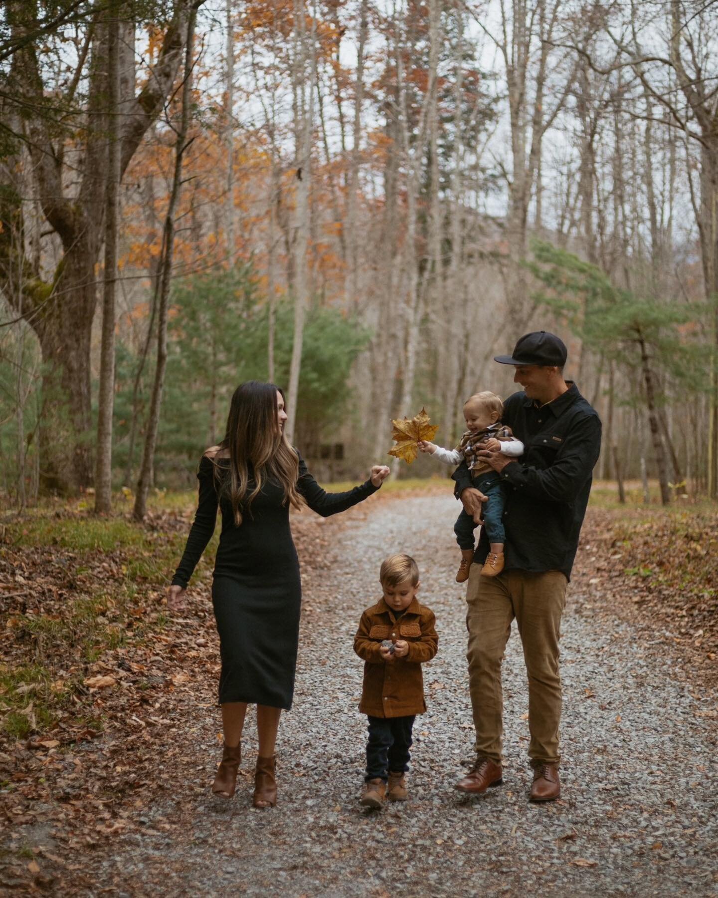 This year has been HEAVY on the weddings so it was so sweet to be able to squeeze a little fall family sesh in 😍 

I got to shoot for the Willers 3 years ago (when they were just a little family of 3) and was SO excited to shoot for them again with 