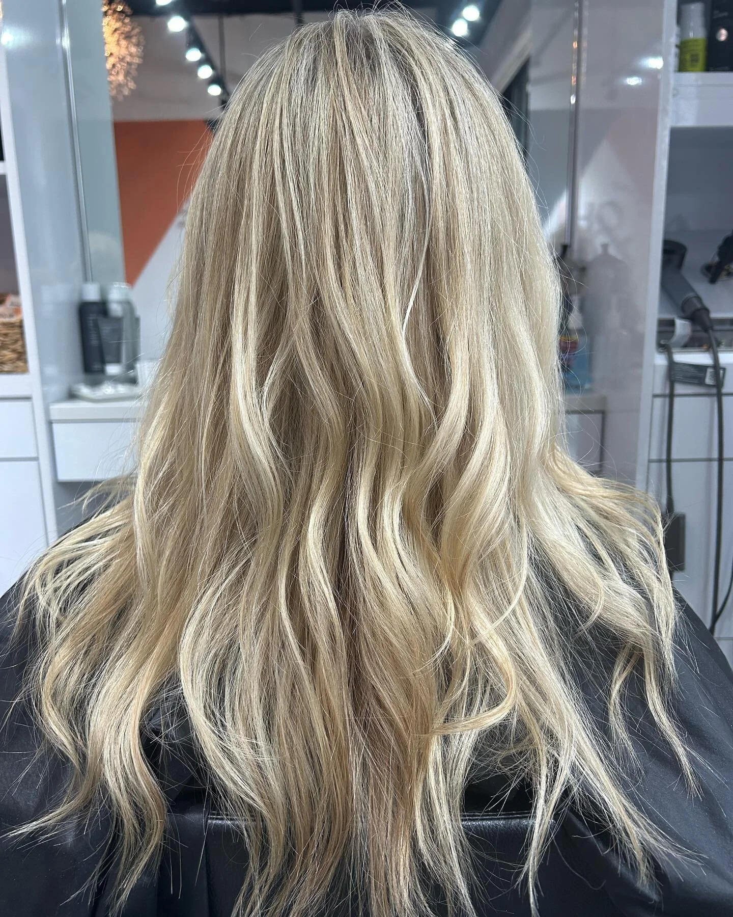 ✨Ahhhh that fresh blonde spring hair is in the air ✨
#blondehairboston #softblondes #bostonblondes #bostonsalons #southendboston #sowaboston #honeyandcombboston