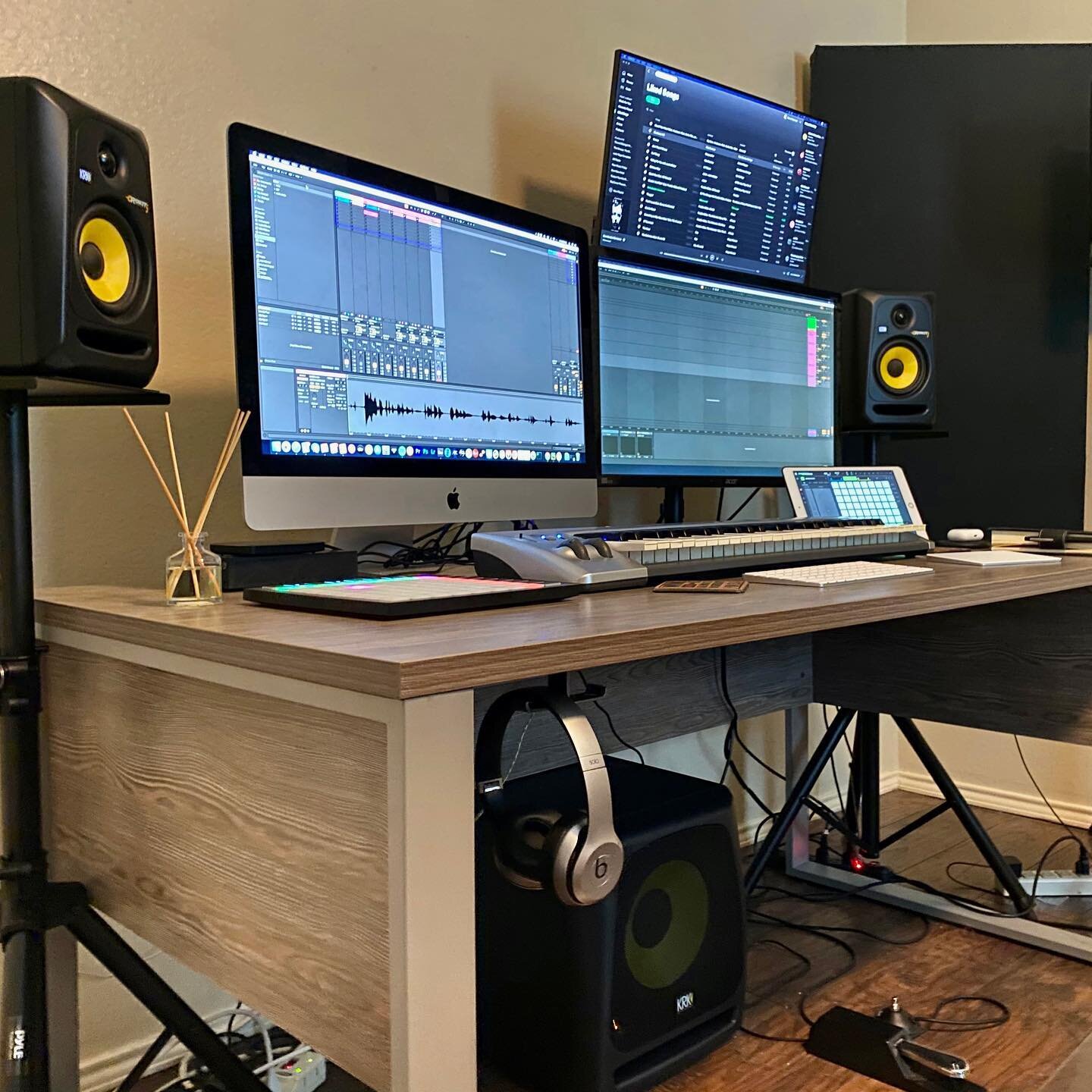 New Desk and stands 💥
&bull;
#recordingstudio #recordingtime #riodan #electronicdrums #launchpad #launchpadx #fingerdrumming #novationlaunchpad #keystudio #rokit #krk10s #krkrokit #makingmusic #homestudio #homestudiosetup #spotifyartist #applemusic 