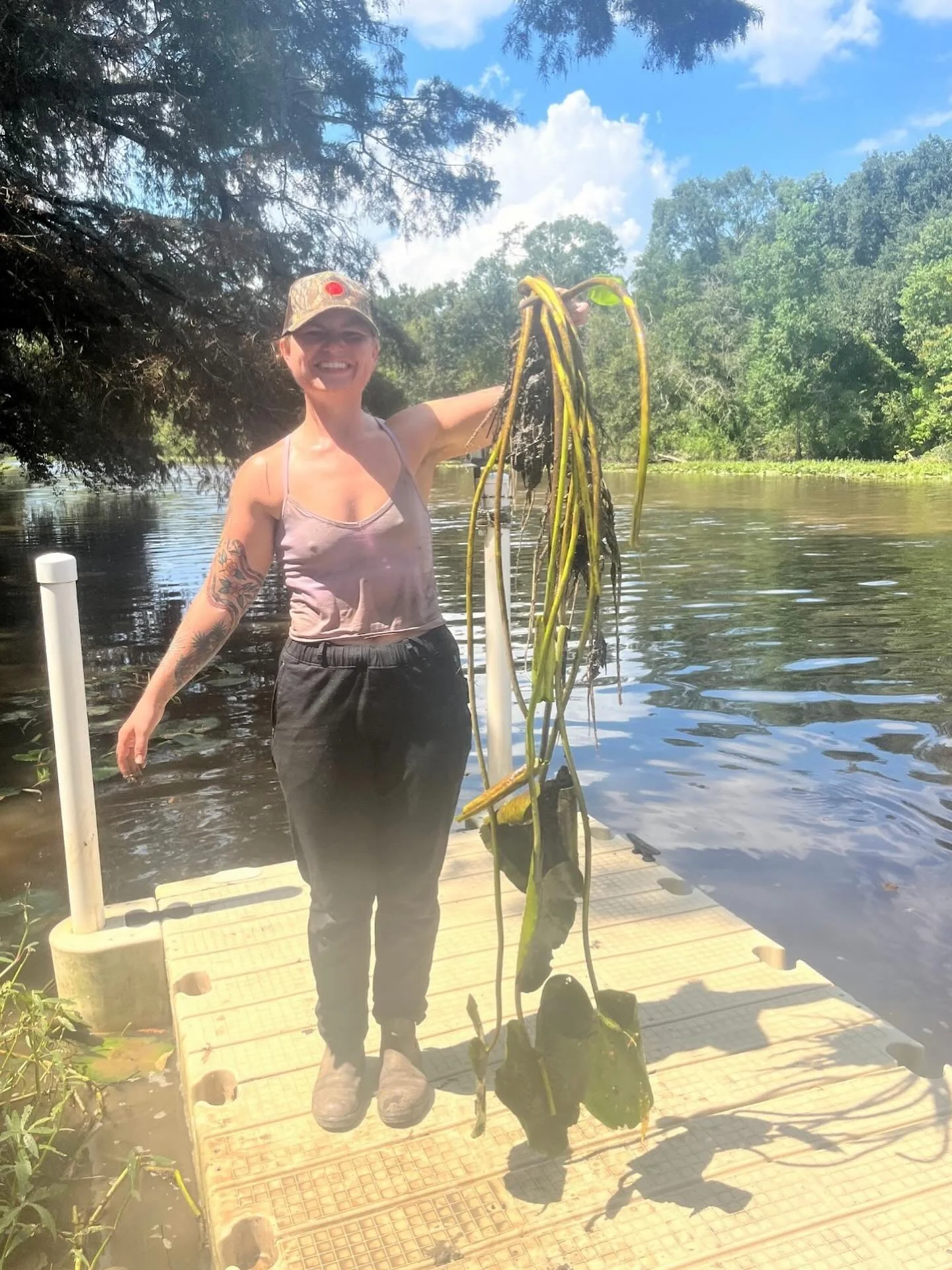 We hope your Monday is a lot shorter than this Nymphaea! 🪷🐸