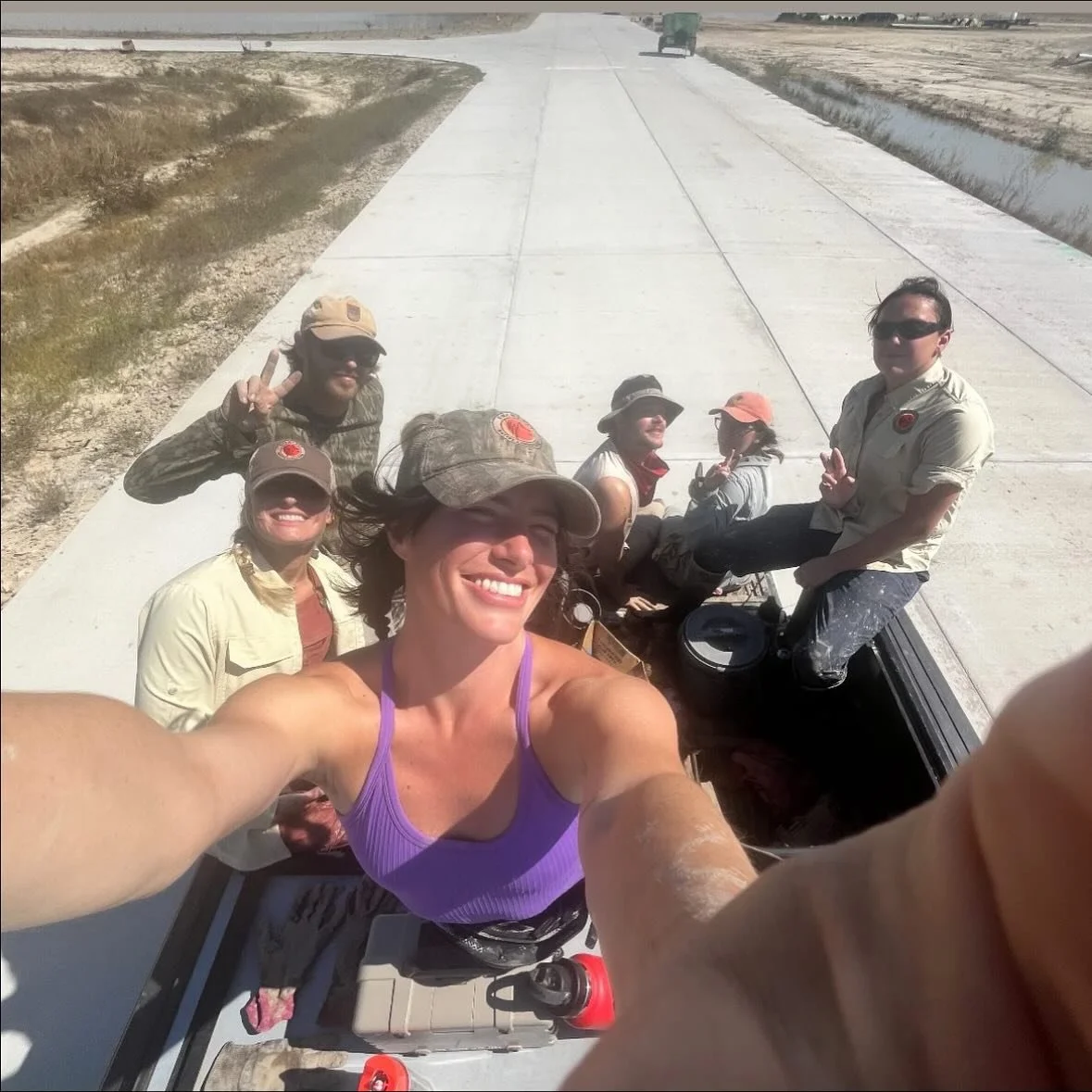 We had a 17 person team absolutely crush this 2.5 acre restoration project over the course of 4 days 💪🏼 😤 
And we all looked cool while doing it 😎

🪏 🌾 💪🏼 🪏 🌾 💪🏼 🪏 🌾 

Our goal was to establish a native wetland buffer transitioning into