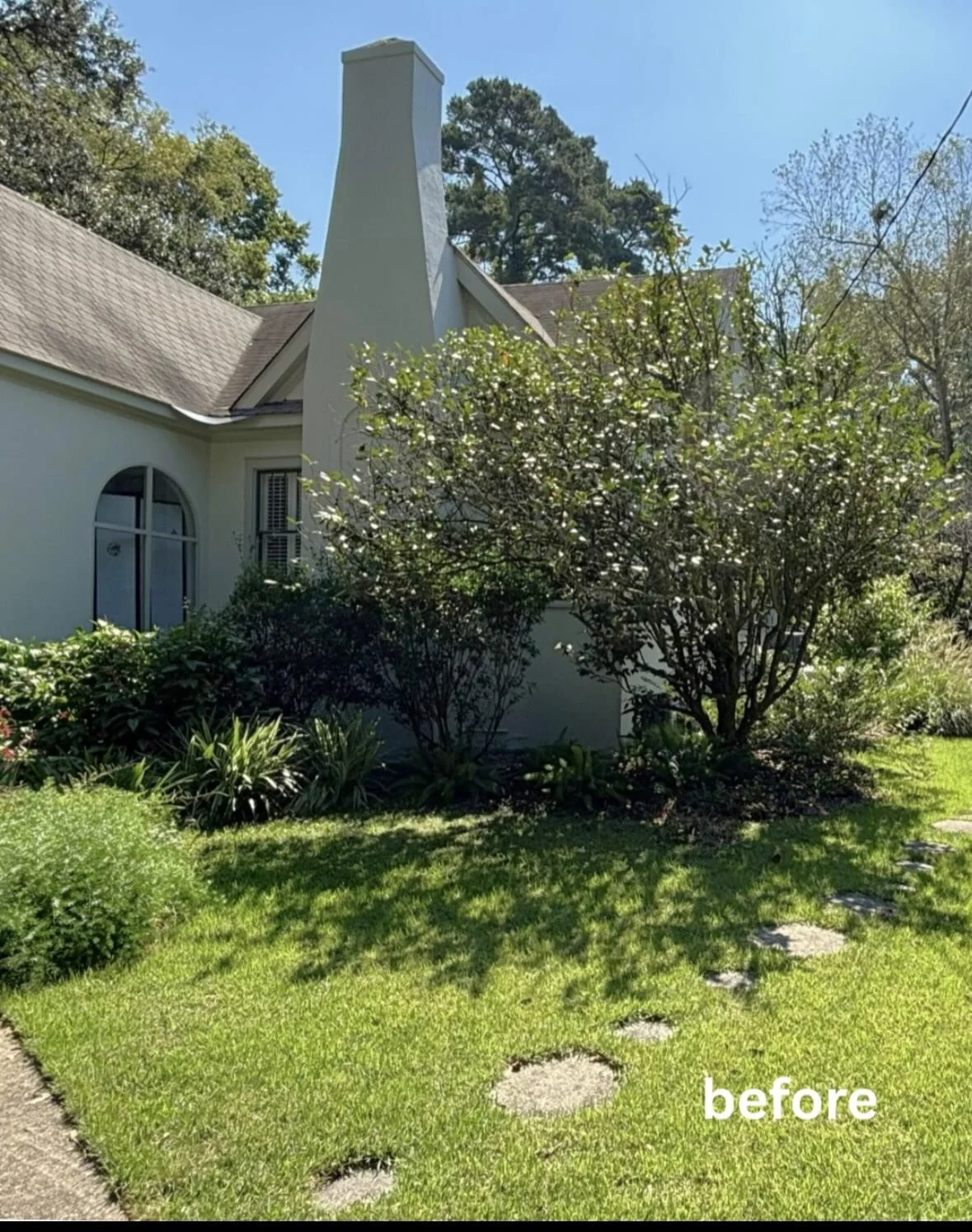 Check out this front garden bed and walkway renovation! 💪🏼 

In addition to some freshening up and classic out with the old, in with the new, we installed this flagstone walkway that borders a newly expanded flower bed- which now holds another 10 s