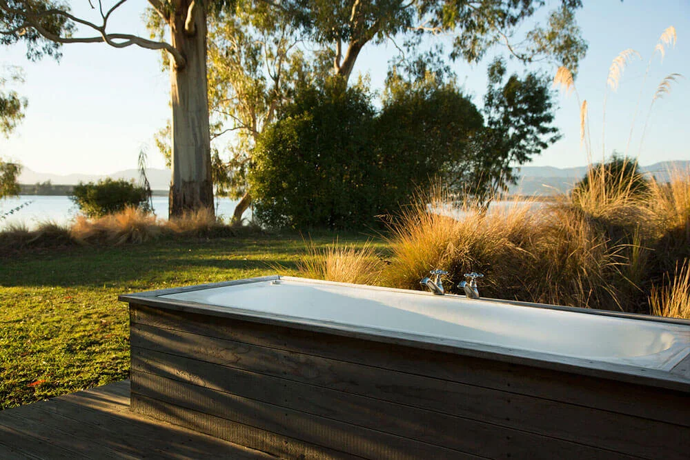 Outdoor bath in the garden Karaka Cottage