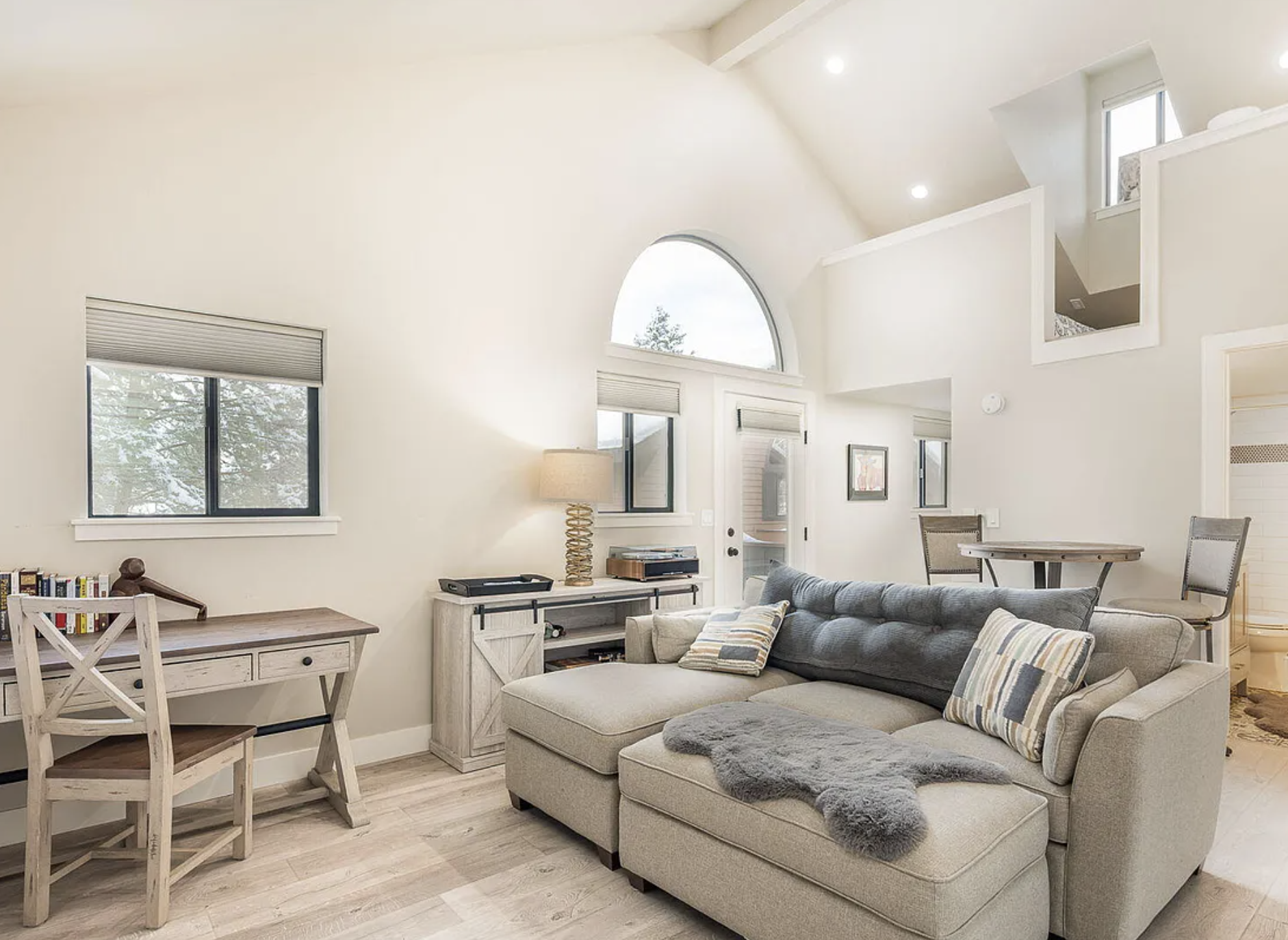 SOLD.Turnkey Sunriver Loft – Stylish, Sunny, and Ready for Adventure