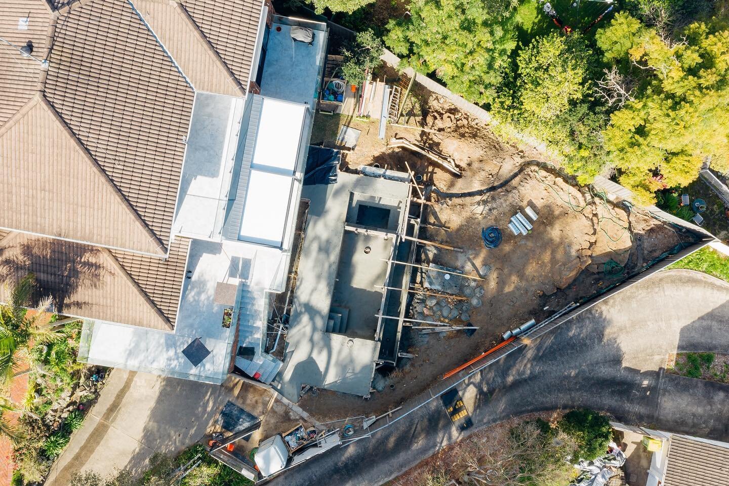Designed, demoed and constructed by Outside Signatures. Here are some awesome shots of our Yowie Bay project in the concrete pouring stage. Stay tuned for the finishing product! @bcsimaging @a_r_shotcrete #pooldesign #sydneypoolbuilder #outsidesignat