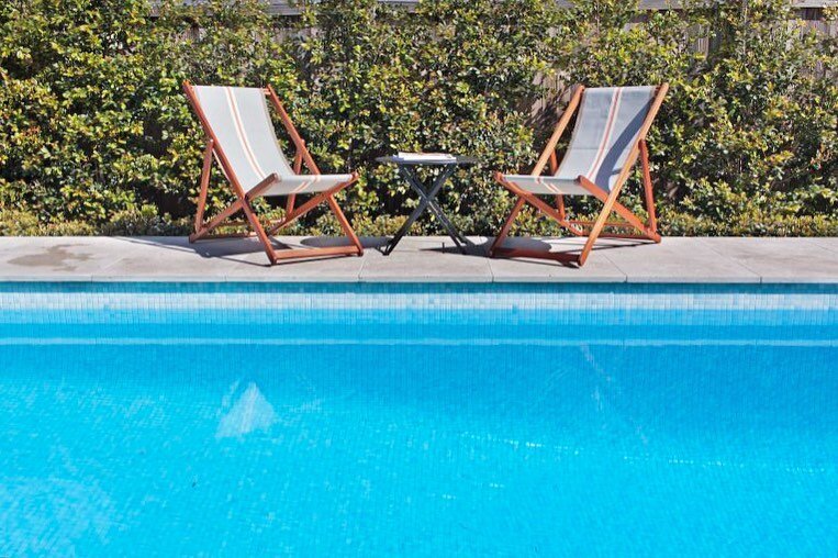 Wouldn&rsquo;t mind sitting here with a good book over the weekend! 
.
.
.
#sydneypools #summertime #australia #theralux #pooldesign