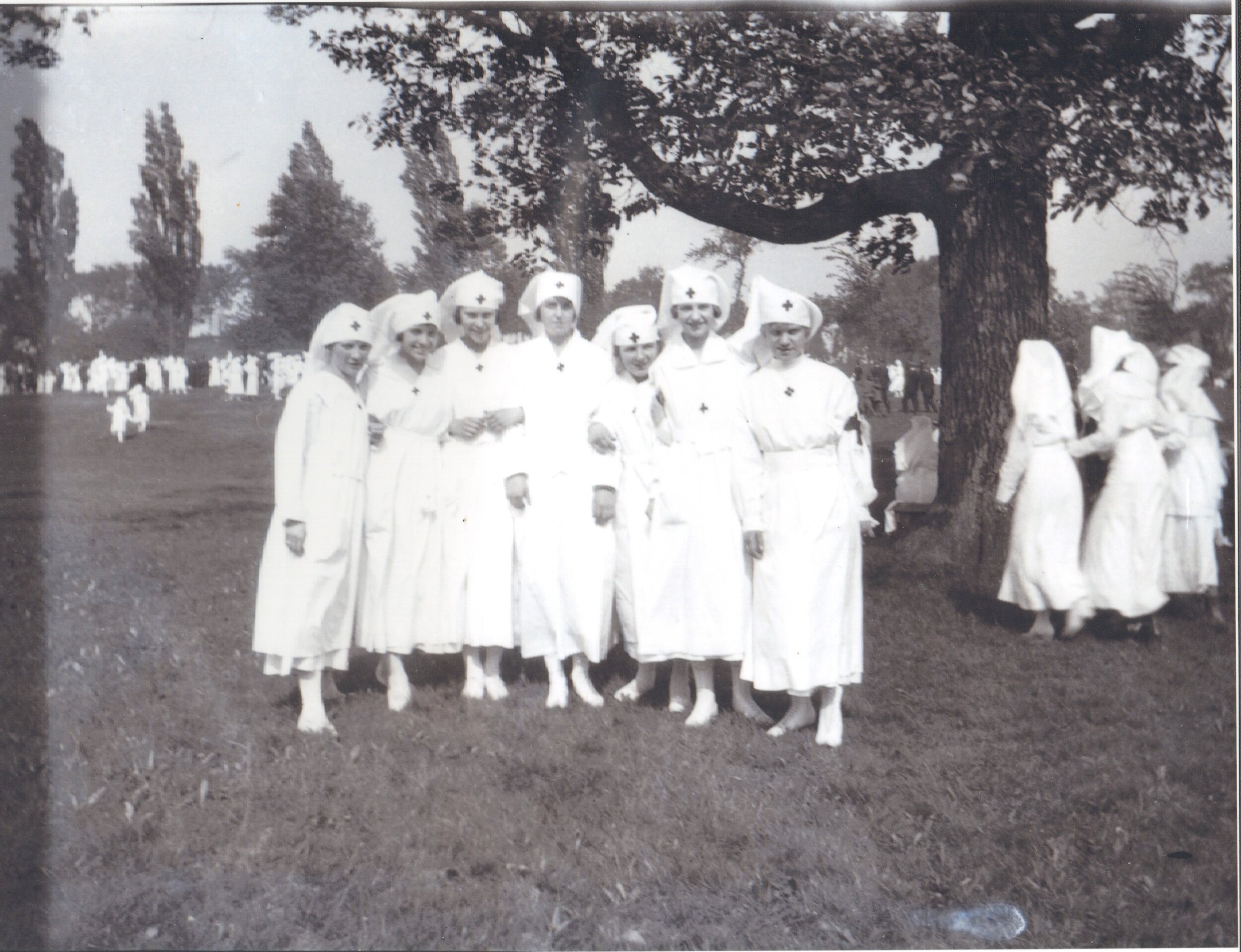 1918_May_parade_red_cross_group_photo.jpg