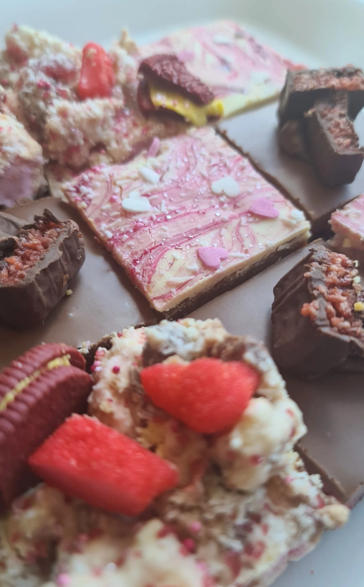 16 Mixed Mini Love Box Slices