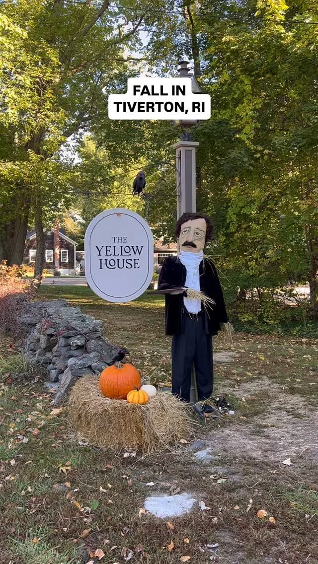 Your ✨perfect✨ Fall weekend itinerary:
☕️ Coffee at @groundswellguild
🎨 Browsing our local galleries and makers like @fourcornersgalleryri and @studio_by_the_sea
📚 Grabbing a new read from @theyellowhouse_ri
🧀 Beach picnic supplies from @thech