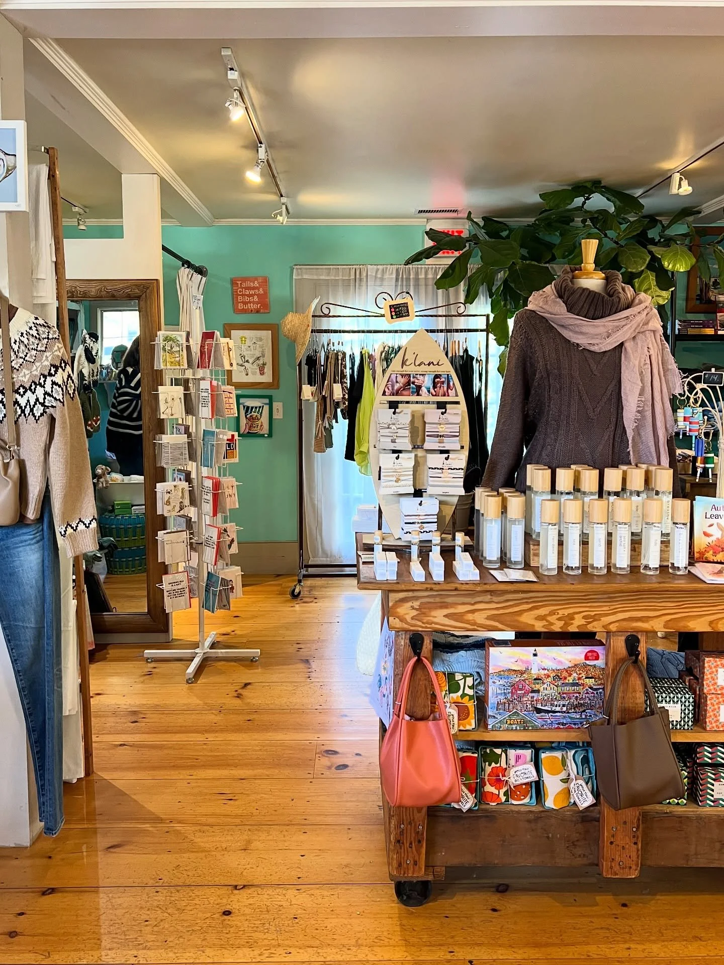 Shop highlight 🌟 @salttiverton 🌟 Need some cozy layers? Looking for a last-minute gift? Don&rsquo;t miss Salt for all things cozy, quality-made, and seaside-inspired. -
-
-
-
-
#tivertonfourcorners #historictiverton #farmcoast #shoptiverton #discov