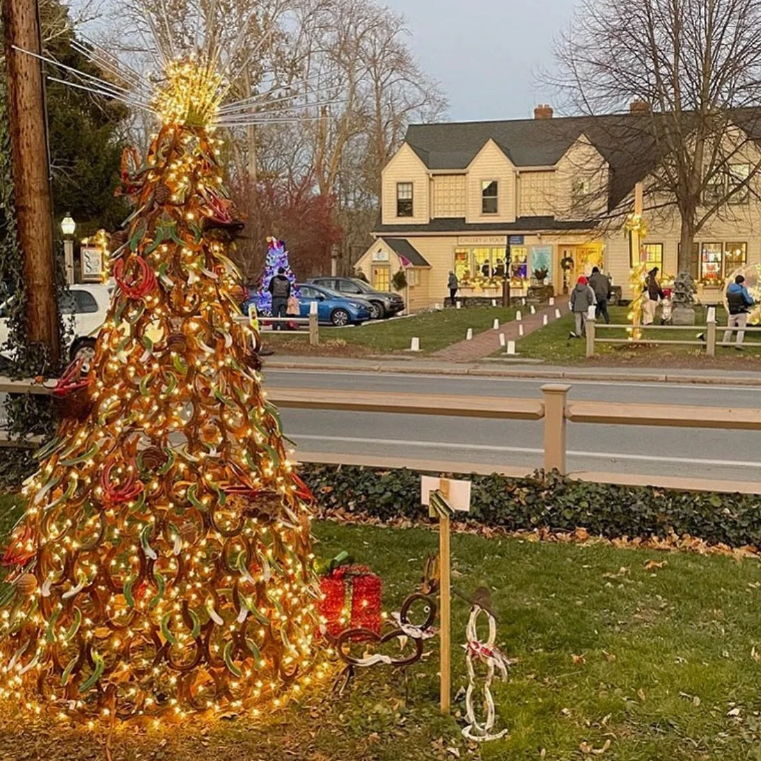 Can you believe it??? 35 more days until @re_tree_tiverton and our holiday stroll. Shops open late, surprises at every door, carolers galore 🎄#holidaycheer #rhodeisland