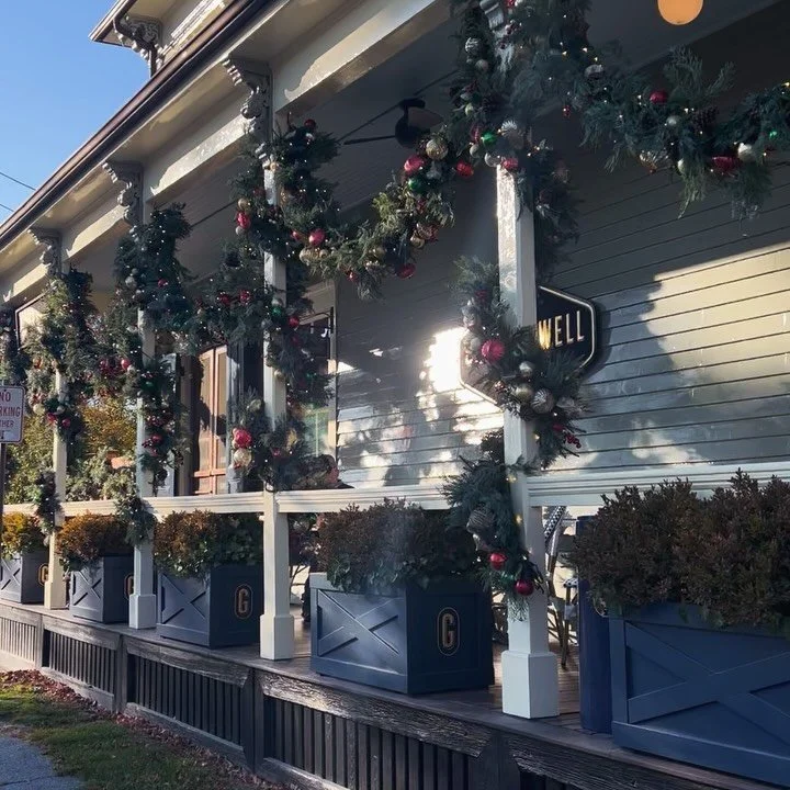 Our shops and galleries are getting in the holiday spirit. Are you? 🎄 
-
-
-
#tivertonfourcorners #historictiverton #farmcoast #shoptiverton #discovernewport #holidayevents #holiday