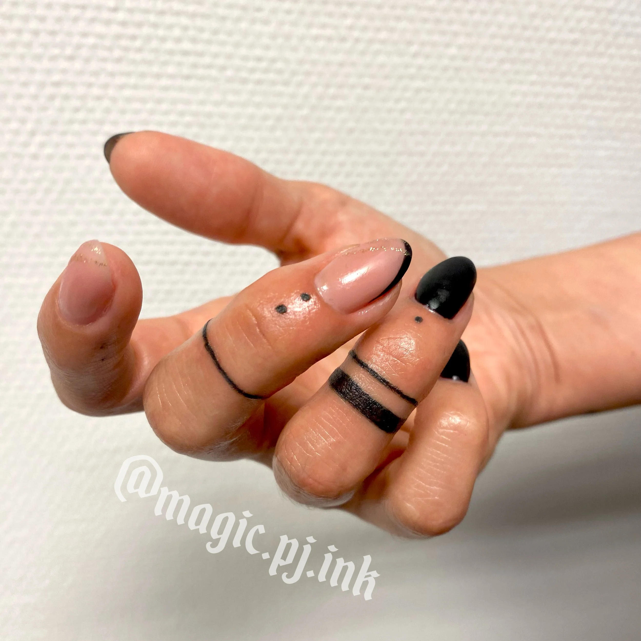 Black line finger ring tattoos by Magic PJ in Utrecht