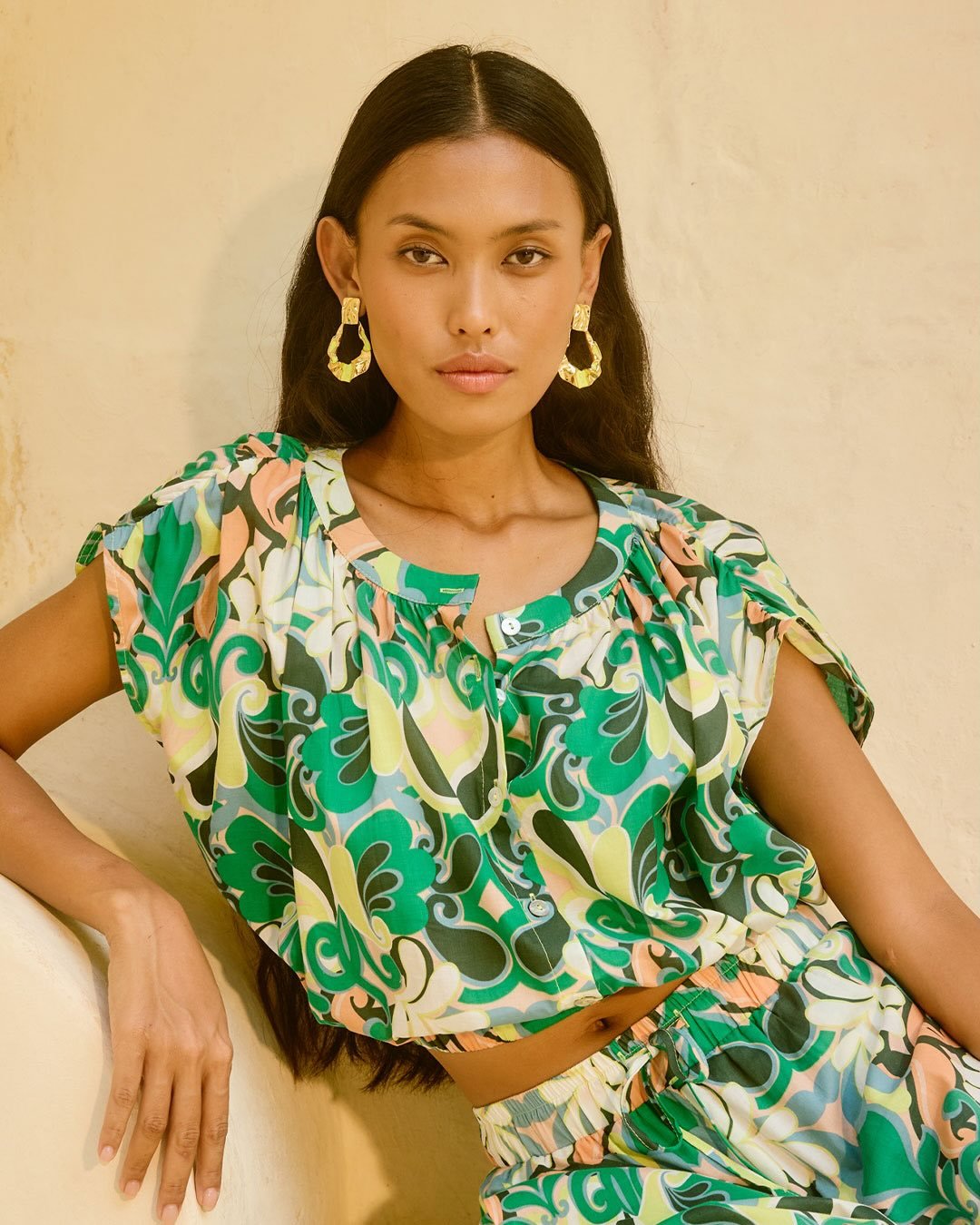 The Aurora Earring from @isleofmine is a pressed angular stud, holding a flat crescent hoop accented with a splash of lime green creates an eye-catching drop earring that elevates any look. 
⁠

_____________________________⁠
⁠
🌟For general enquiries