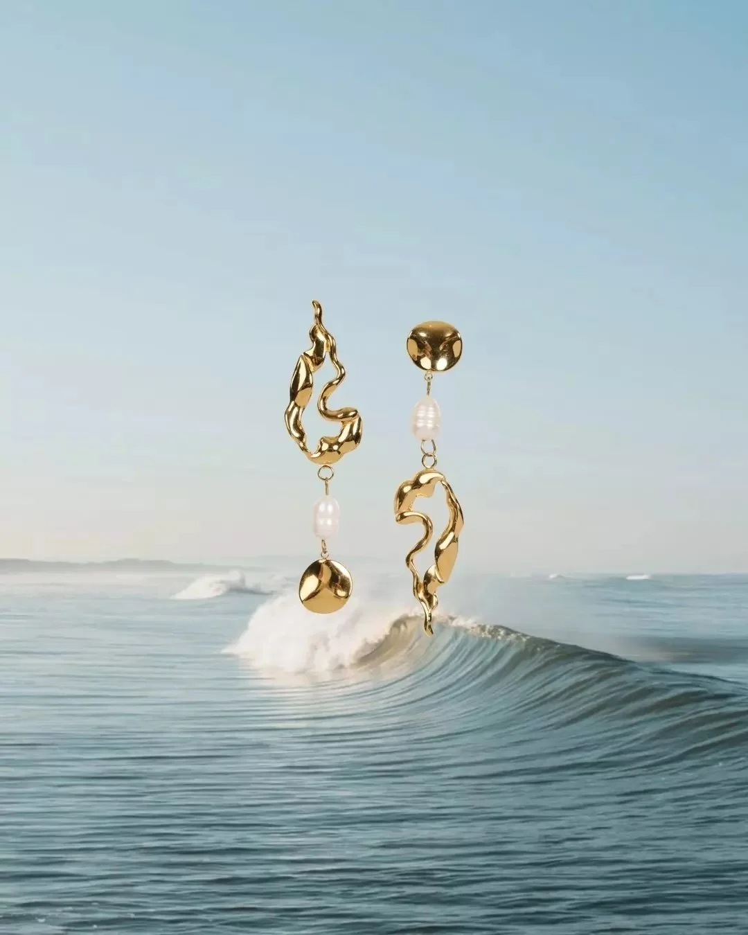 Playfully mismatched and inspired by the natural world. The Aurora Pearl Earring from @isleofmine balances soft pearls with sculpted forms.

⁠
_____________________________⁠
⁠
🌟For general enquiries, get in touch with us. ⁠
Please contact us on (02)