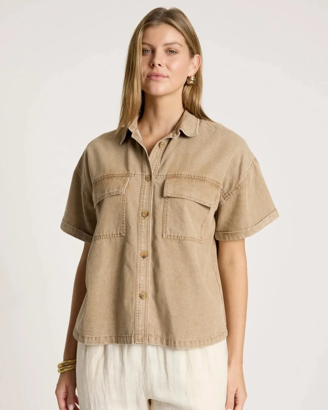 Crafted from a cotton-rich fabrication, the Bodhi Denim Shirt from @ebandivelifestyle features short sleeves with cuff detailing, marble tortoiseshell buttons and functional front patch pockets.

⁠
_____________________________⁠
⁠
🌟For general enqui