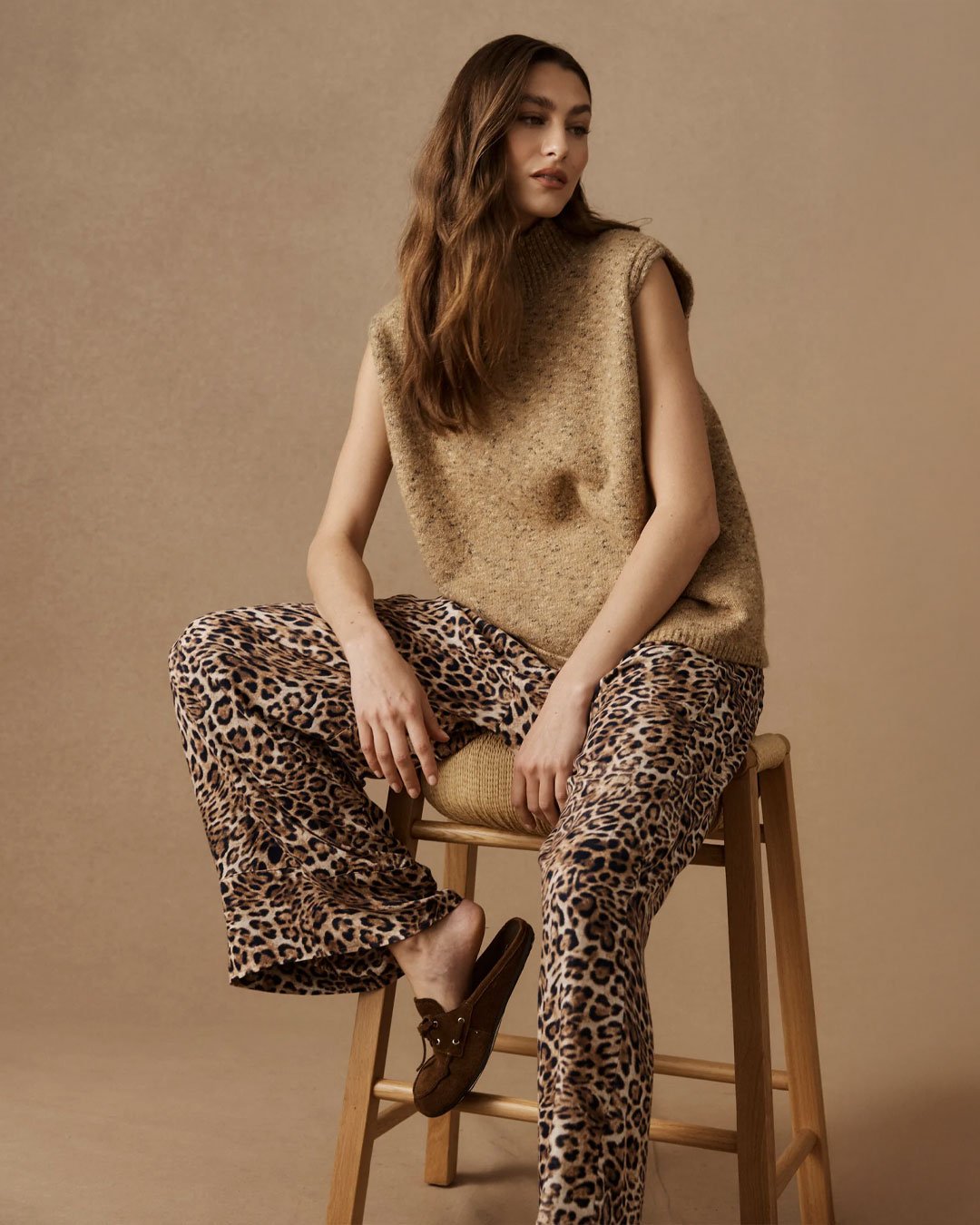 The San Pant from @ebandivelifestyle is a refined winter-weight pant crafted from a softly draped fabrication with subtle sheen. Featuring an elasticated waist, wide straight leg, wide hem detail and pockets.

⁠
_____________________________⁠
⁠
🌟For