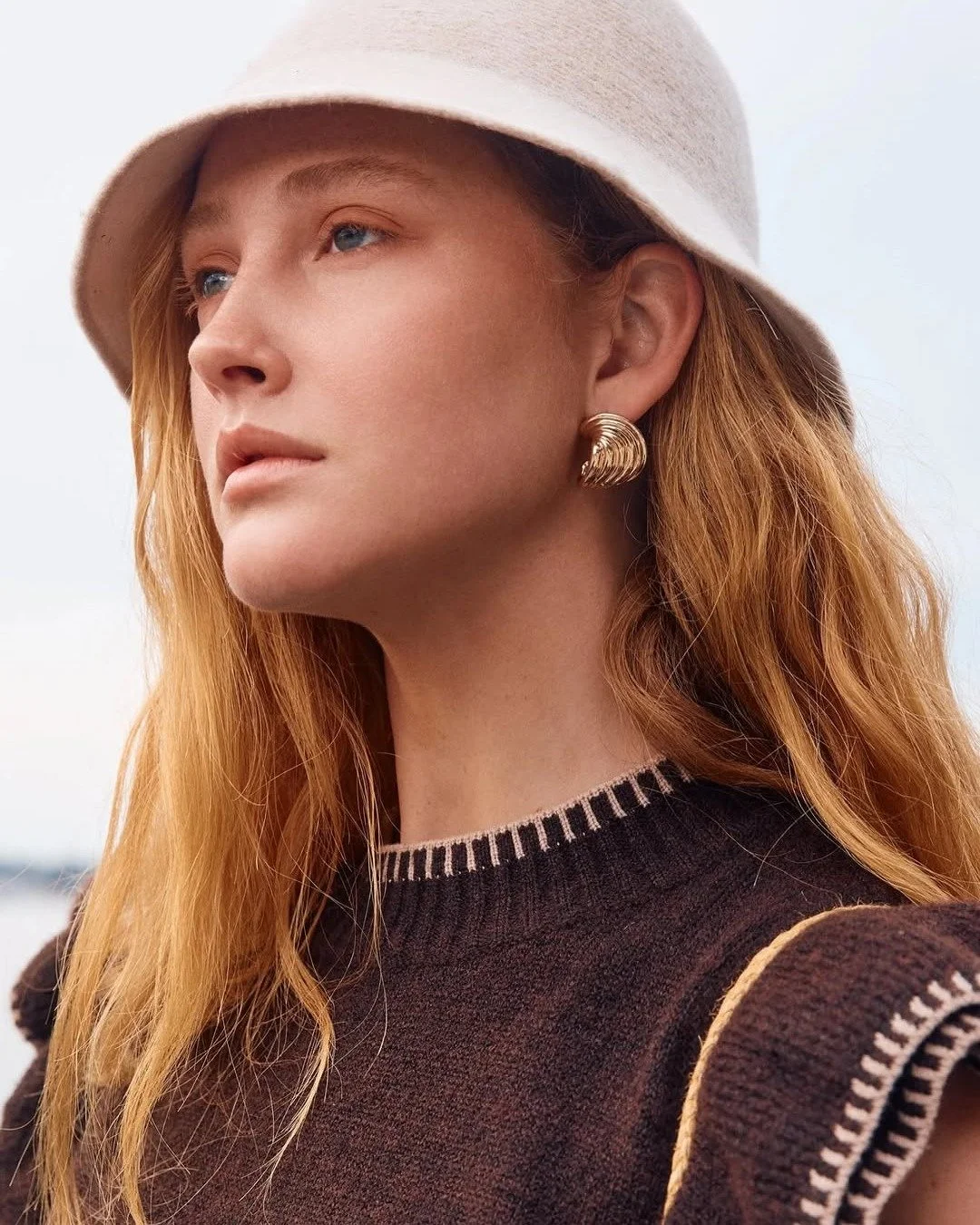 The Navi Earring from @isleofmine is offered in two distinct styles. Sculptural metal or soft pearl drops bring an elegant finish to everyday and occasion looks.

⁠
_____________________________⁠
⁠
🌟For general enquiries, get in touch with us. Pleas