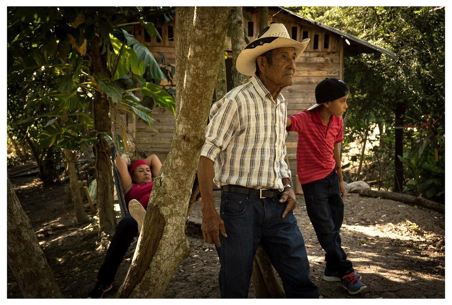 Norma Gómez, left, visits her father, a former Chiquita Brands International employee. When he worked for the company, water, rent, health insurance, and school expenses were covered; but now, he said, farmers are on their own. 
This story was pr