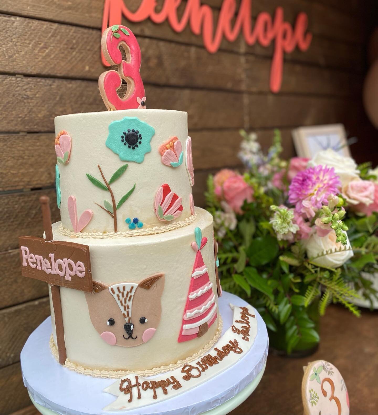 Young, Wild and Three! Penelope&rsquo;s 3rd Birthday! Small set up for our special clients!
Backdrop, table and tabletop rentals @tieabowrentals
Flowers @hudsonflowershoboken 
Balloons @balloonsbycaro 
Cake @alittlecake_ 
Cookies @cookie_kuts
.
.

#y