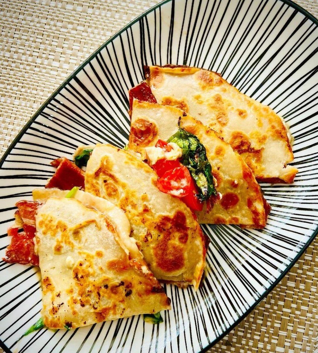 Toasted flat bread featuring our creamy Truffle Brie, and a bunch of other goodies like tomato, bacon, and spinach..... yes please! 😍🧀🍽 This wonderful creation is by @tiny_tummy_foodie, and we can't wait to try this idea for ourselves!
.
.
Pick up