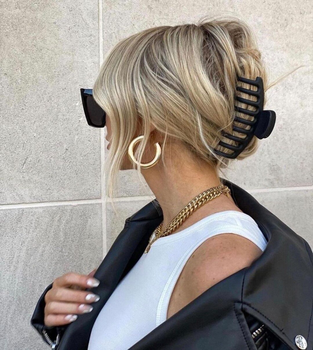 Who else is loving the claw clip trend? 🙋🏼&zwj;♀️ 🙋🏼&zwj;♀️⁠
⁠
Perfect for a messy up-do, or to add some style to a simple look!⁠
⁠
.⁠
.⁠
.⁠
⁠
#Hair #AnnandaleHairDesign #TownsvilleHairdresser #Townsville⁣ #Hairdresser #BlondeHair #BlondeHairGoal