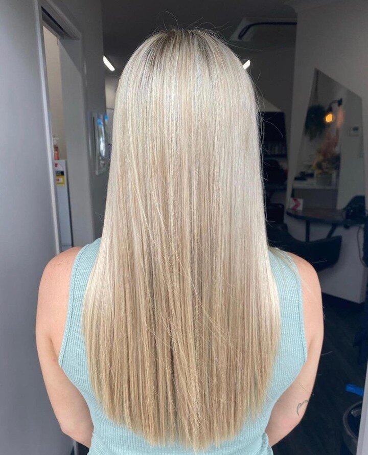 After a perfect natural blonde look? 💁🏼&zwj;♀️💁🏼&zwj;♀️💁🏼&zwj;♀️⁠
⁠
@justineflanagan_hair nailed this &quot;lived in blonde&quot;, perfect to bring some summer vibes into the cooler months.⁠
⁠
.⁠
.⁠
.⁠
⁠
#AnnandaleHairDesign #TownsvilleHairdres