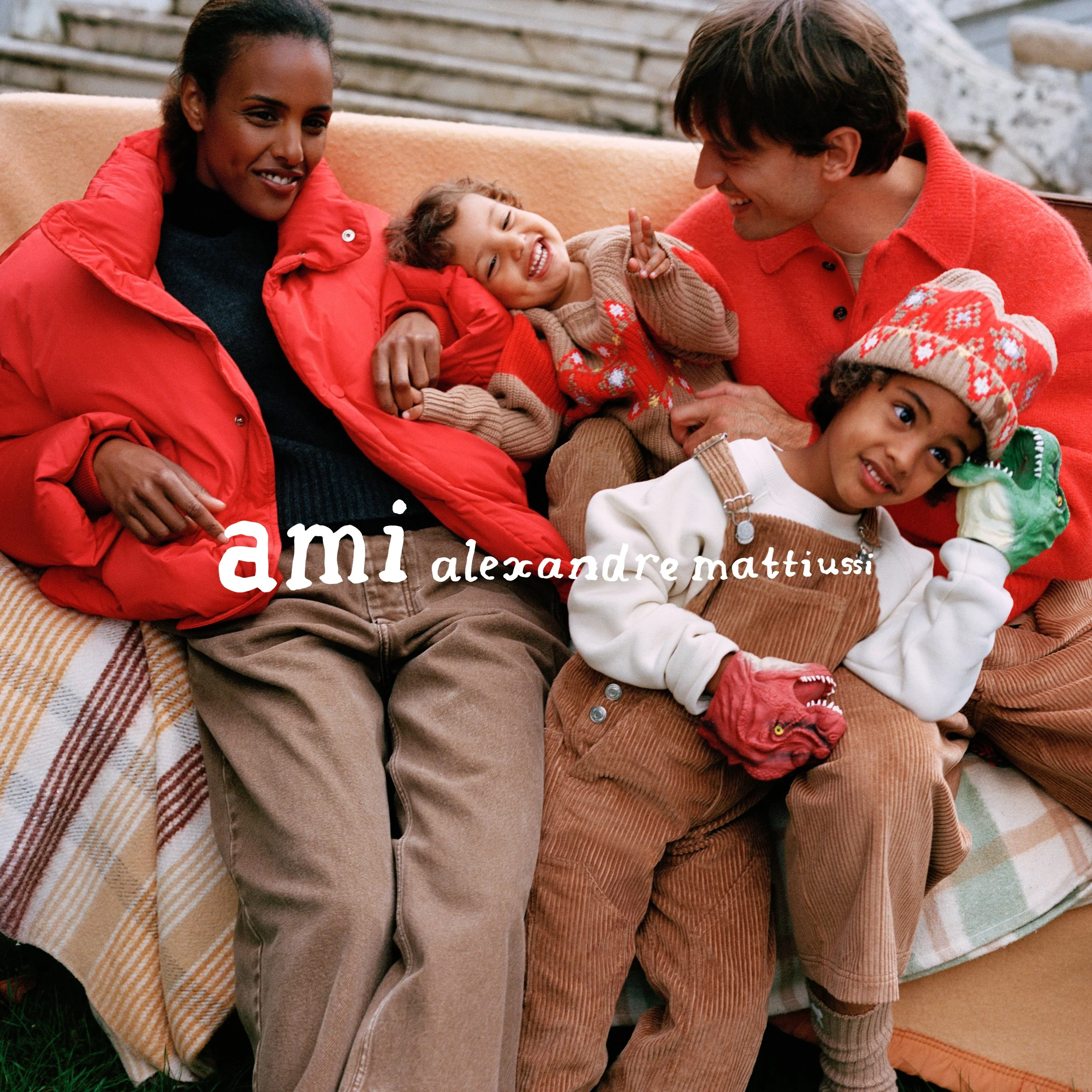 AmiParis_Holidayscapsule_1x1_Jpeg_Logo00009.jpg