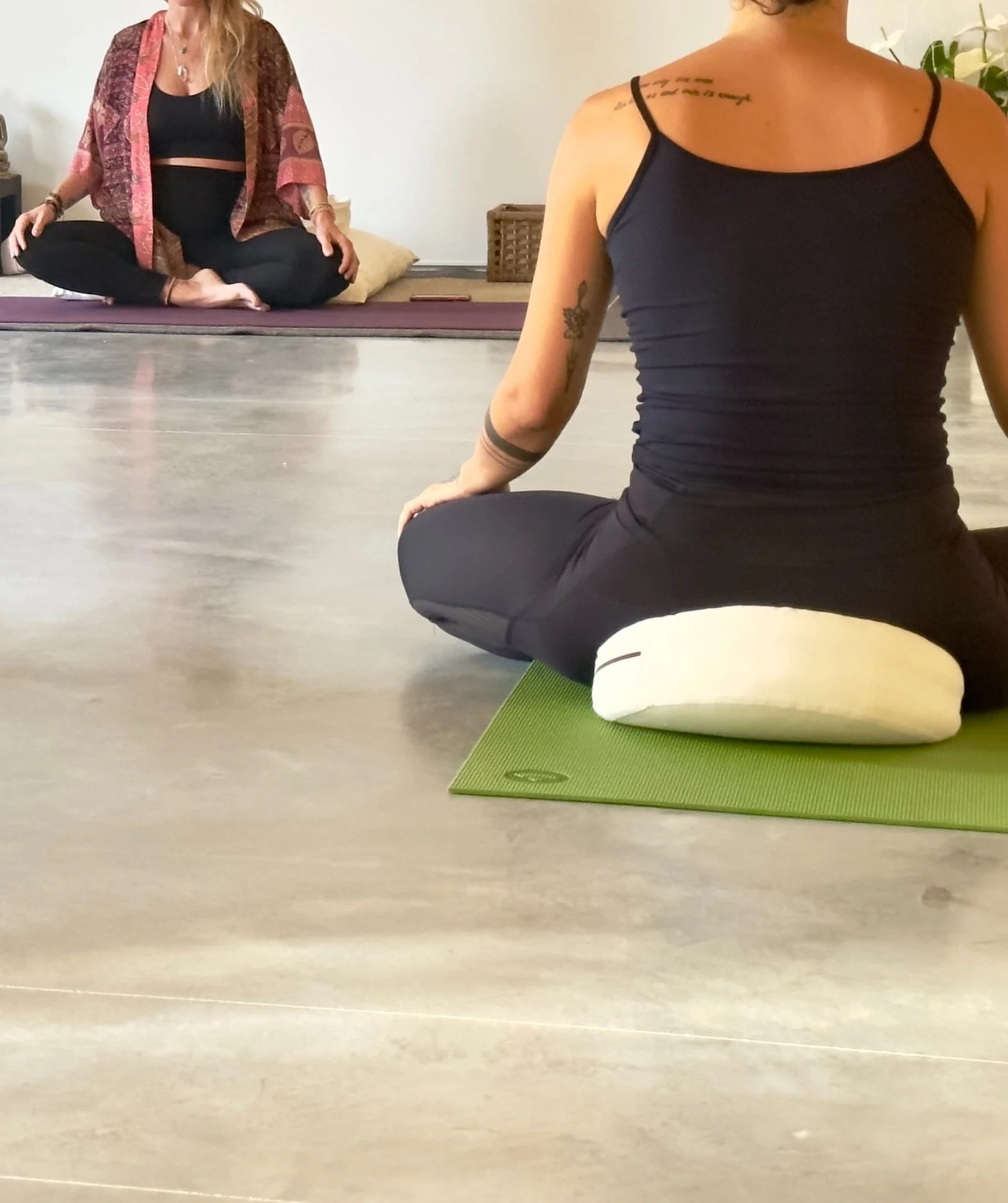 persona meditant a la formació de ioga de Figueres