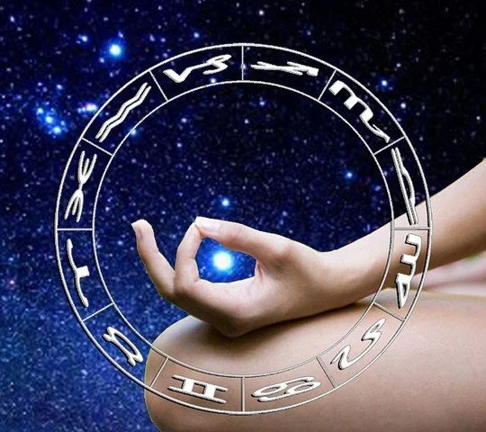 imatge de carta astral amb una figura en meditació