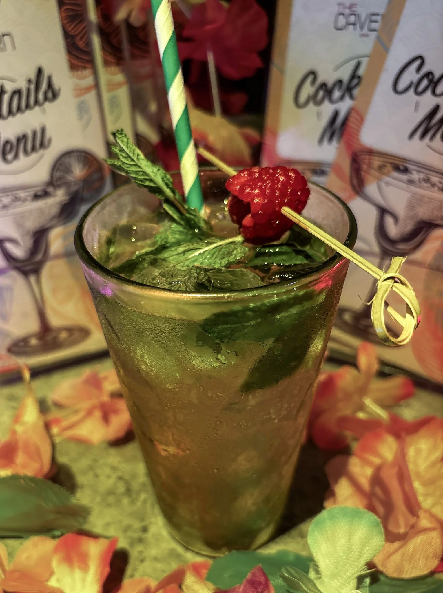 🌿❤️ Raspberry Mojito 🍹
If you love the crisp, refreshing taste of a Classic Mojito, why not try our Raspberry Mojito? Sweet raspberries add a delicious fruity twist, creating a refreshing cocktail with a subtle sherbet-like finish that's bursting w