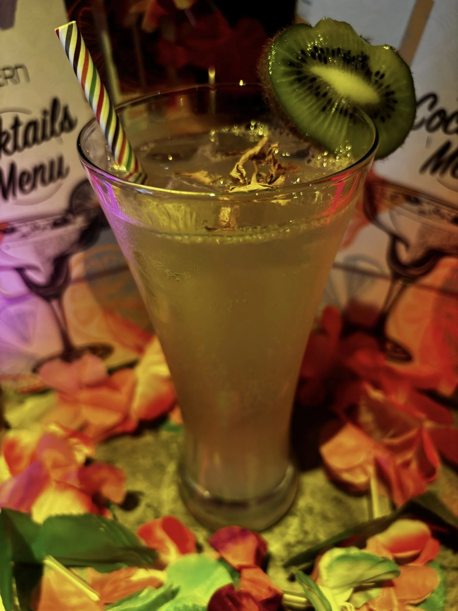 🌸🥭 Lychee & Elderflower Collins 🍸✨

A beautifully refreshing twist on a classic, our Lychee & Elderflower Collins blends Broker's London Dry Gin with fresh lemon, delicate elderflower, and sweet lychee. Inspired by the popularity of the Lychee Mar