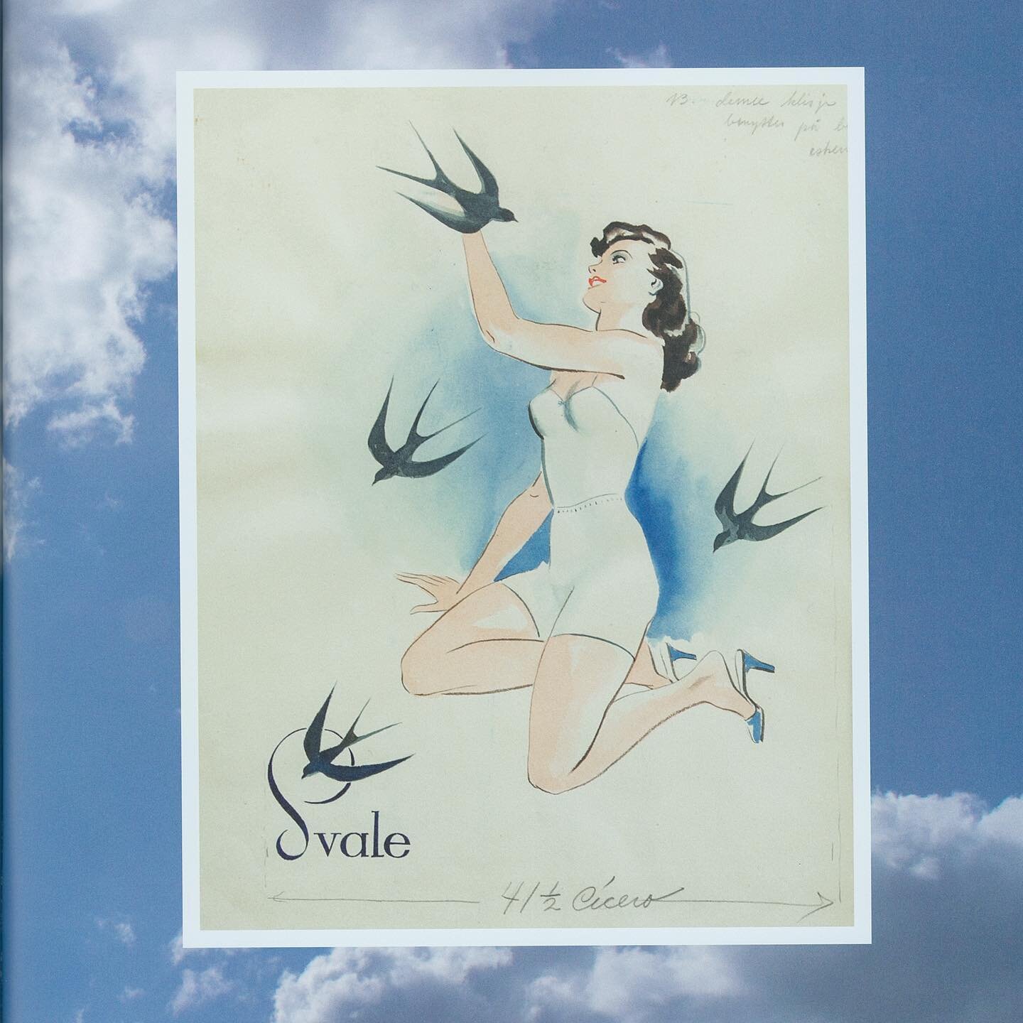 Our founder Ola Tveiten first started producing cotton underwear under the name Svale, which is the Norwegian name for the bird Swallow. 🐦 This picture is taken of one of their gorgeous product packages from the early 1950s. Today, our factory by th