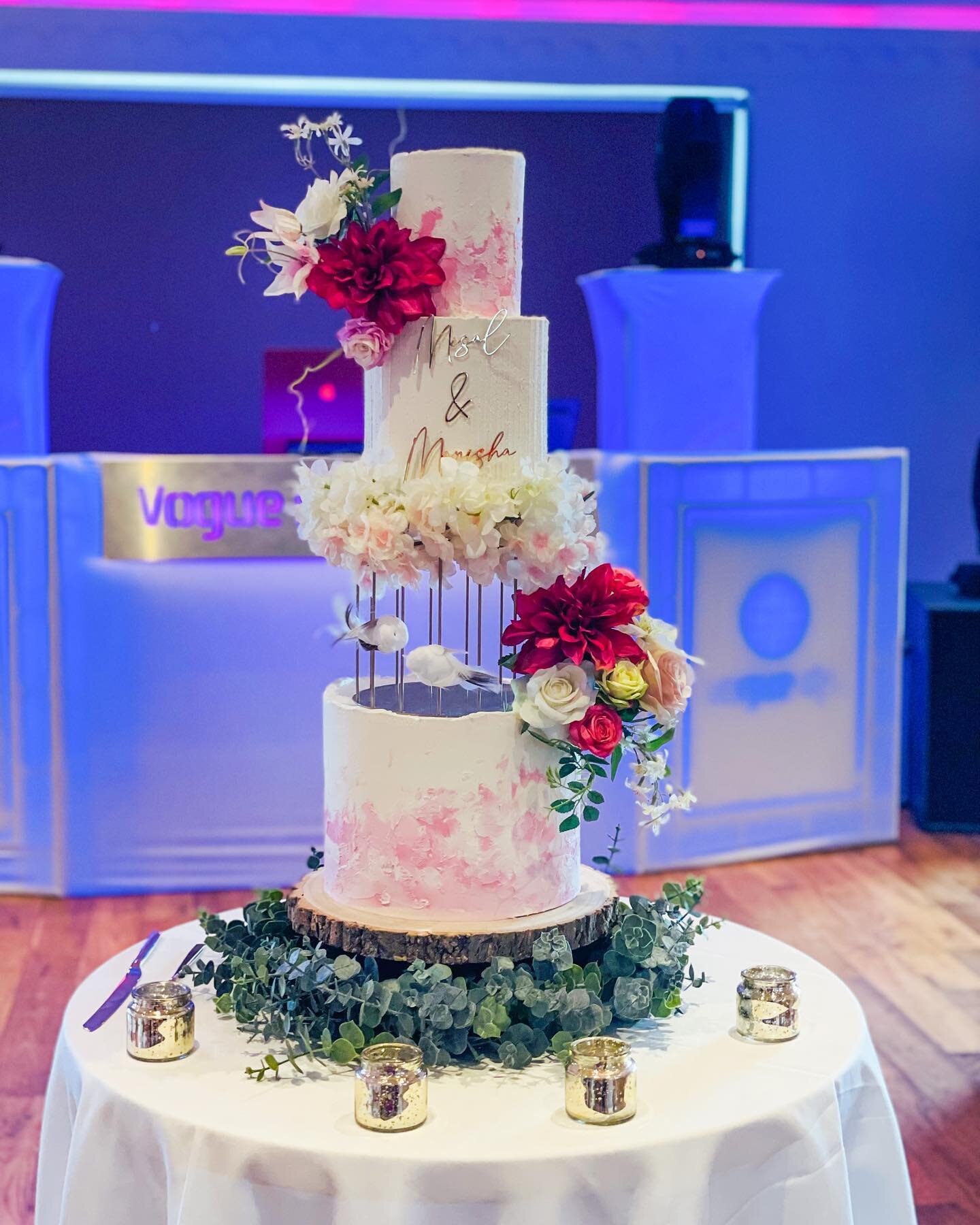 Love birds ✨ #buffysbakery #cake #wedding #engagement #ido #london