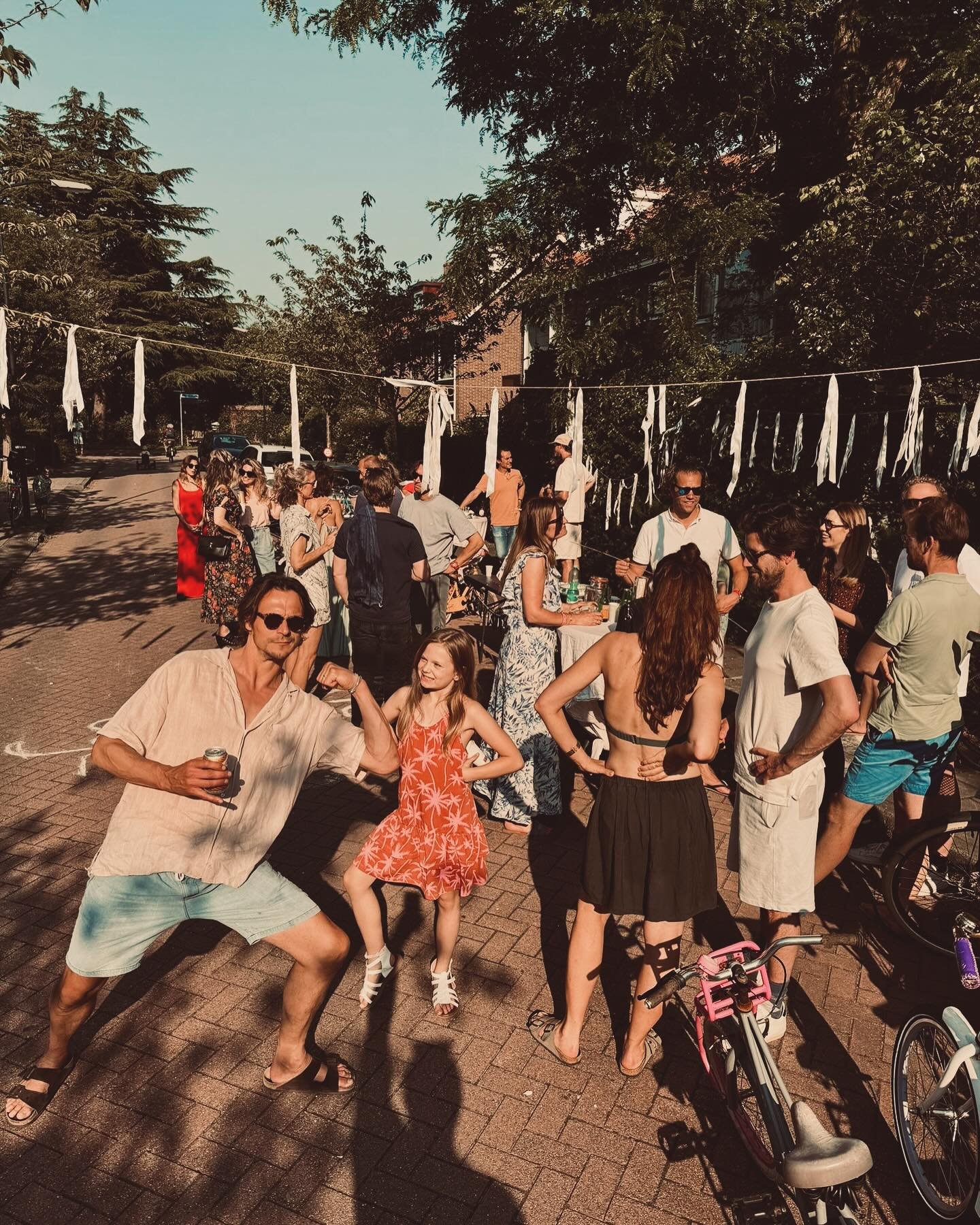 Ken je dat? Dat gevoel van nooit meer naar huis willen? Het feestje was alleen bij ons thuis. Ons afscheidsfeestje. Dus ik was al thuis, maar het mocht niet eindigen. Elke seconde dat het langer kon duren, pakte ik gretig. Vertragen van secondes. Elk