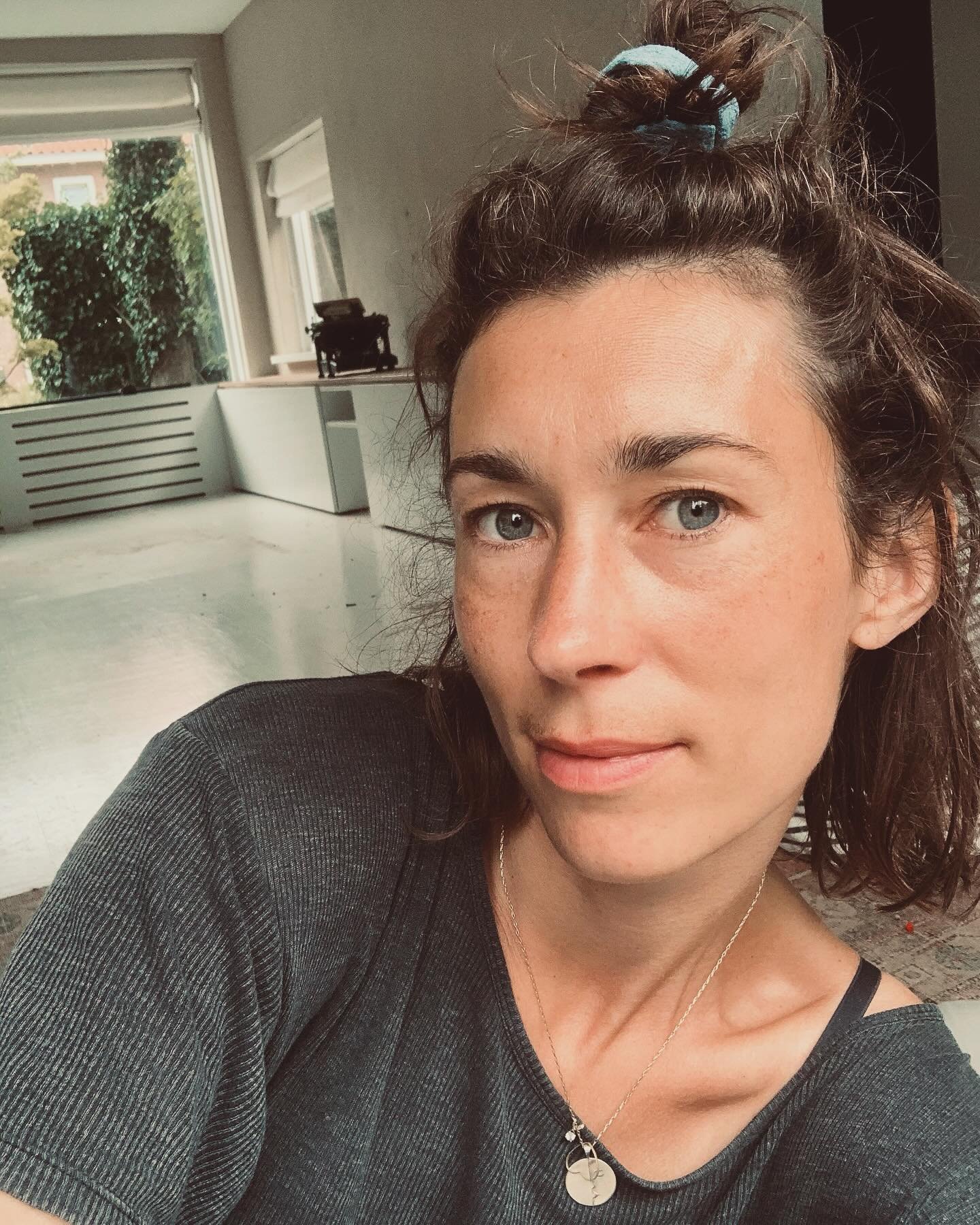 Vandaag waren 1000 dagen in &eacute;&eacute;n. Zoals Ramses Shaffy ook zei: &lsquo;Zing, vecht, huil, lach, werk en bewonder&rsquo;. Ik heb misschien niet veel gezongen. Zeker veel gehuild. Hier en daar wat gelachen. Gevochten  en gewerkt als een bul