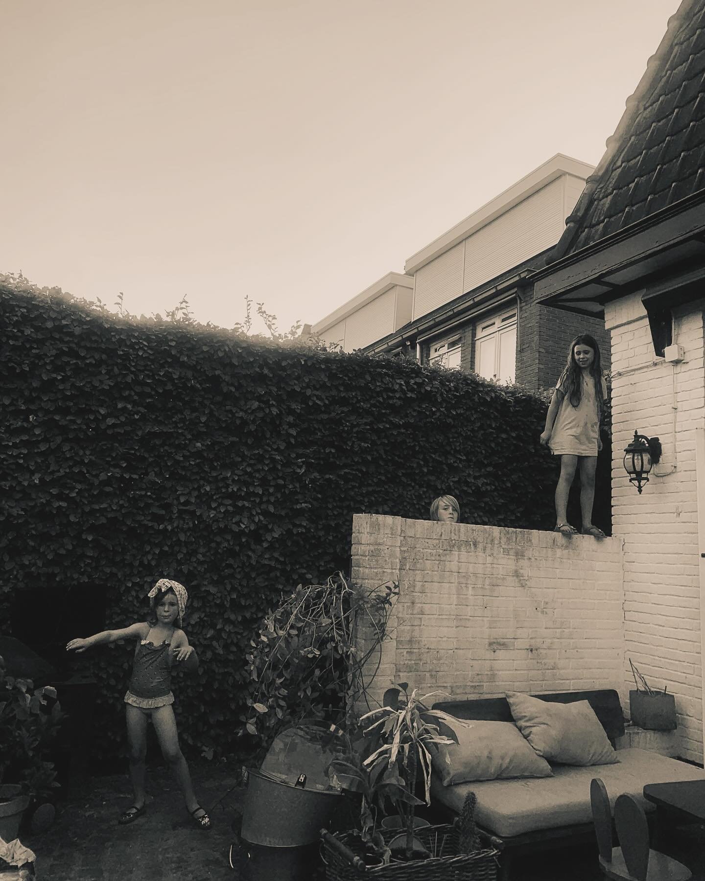 Ik zit buiten op de stoep voor ons nieuwe huis. Een perfect koude &lsquo;Biri&rsquo; leunt nonchalant in mijn hand. Ik voel me sowieso wel nonchalant. Voor me is mijn man met zijn zoon aan het voetballen op straat. 

Ik kan huilen om hoe knap hij is.